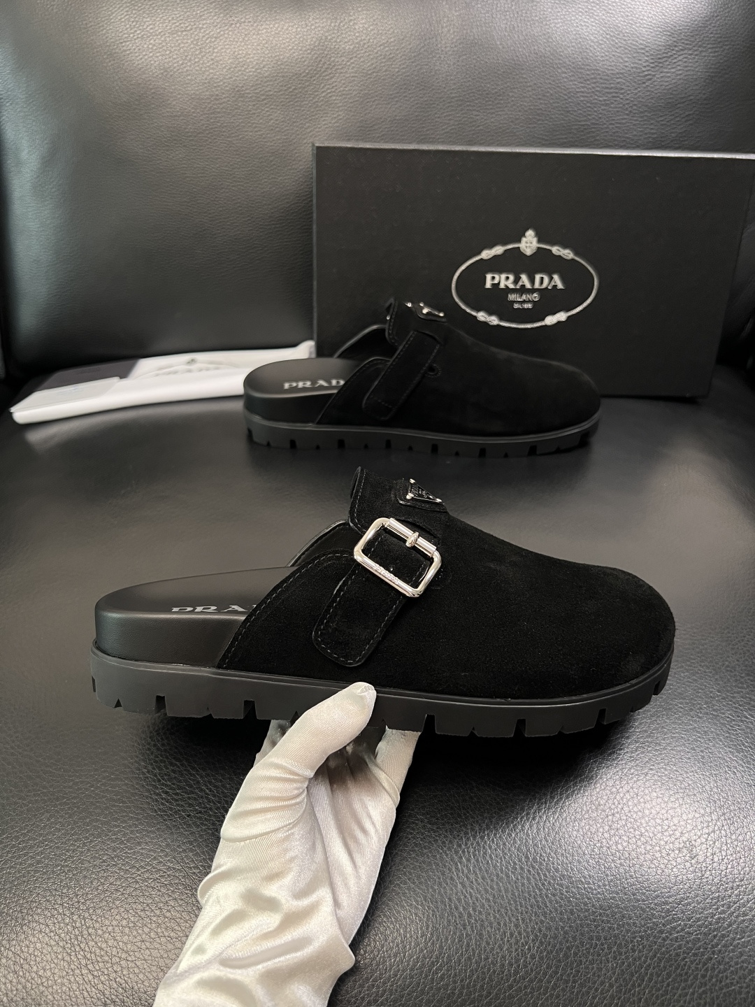 Prada  顶级工艺品，普拉达  拖鞋专柜同步，原厂配置意大利进口牛皮面料，进口牛皮内里垫，透气舒适，