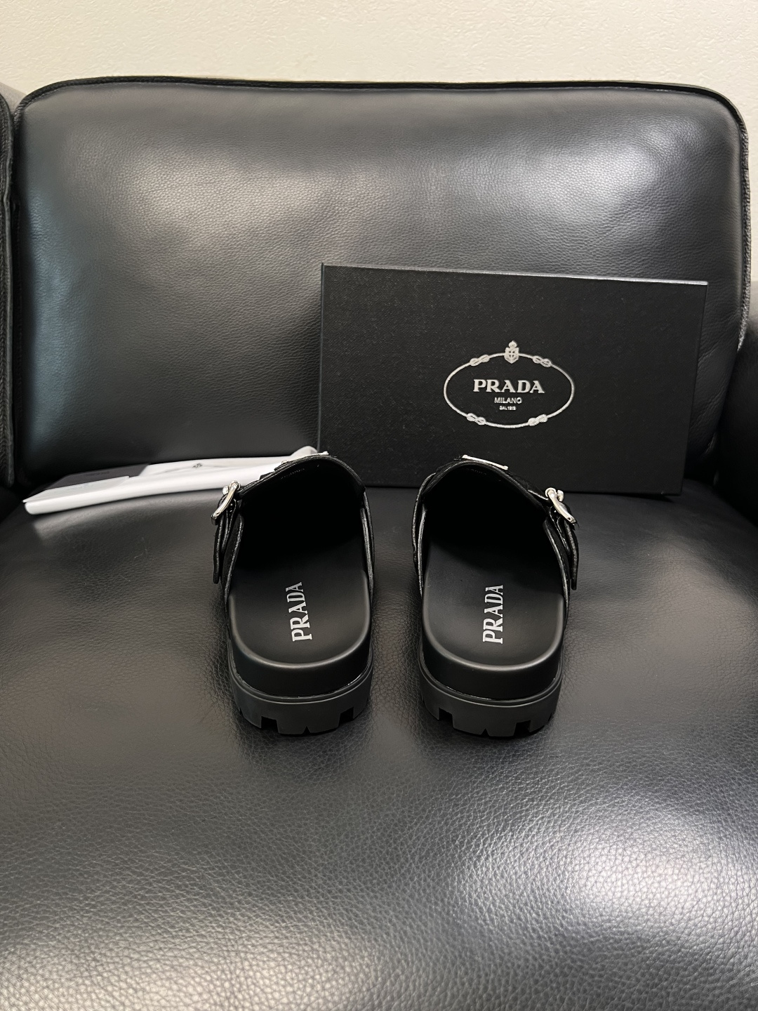 Prada  顶级工艺品，普拉达  拖鞋专柜同步，原厂配置意大利进口牛皮面料，进口牛皮内里垫，透气舒适，