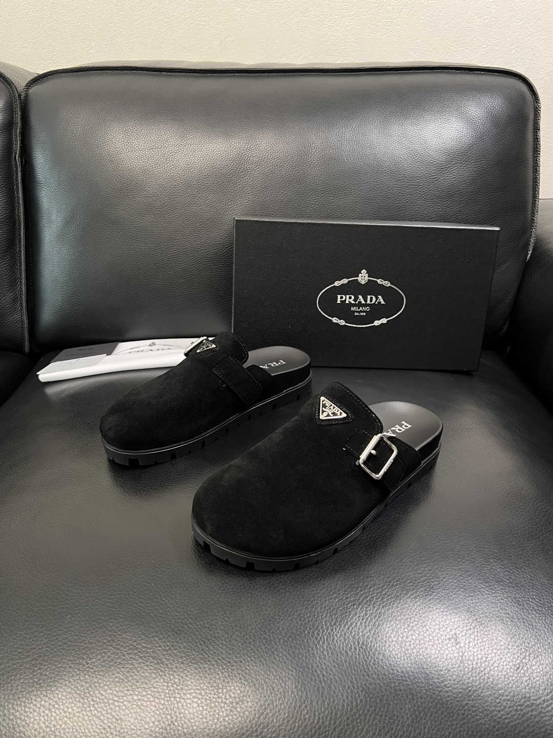 Prada  顶级工艺品，普拉达  拖鞋专柜同步，原厂配置意大利进口牛皮面料，进口牛皮内里垫，透气舒适，