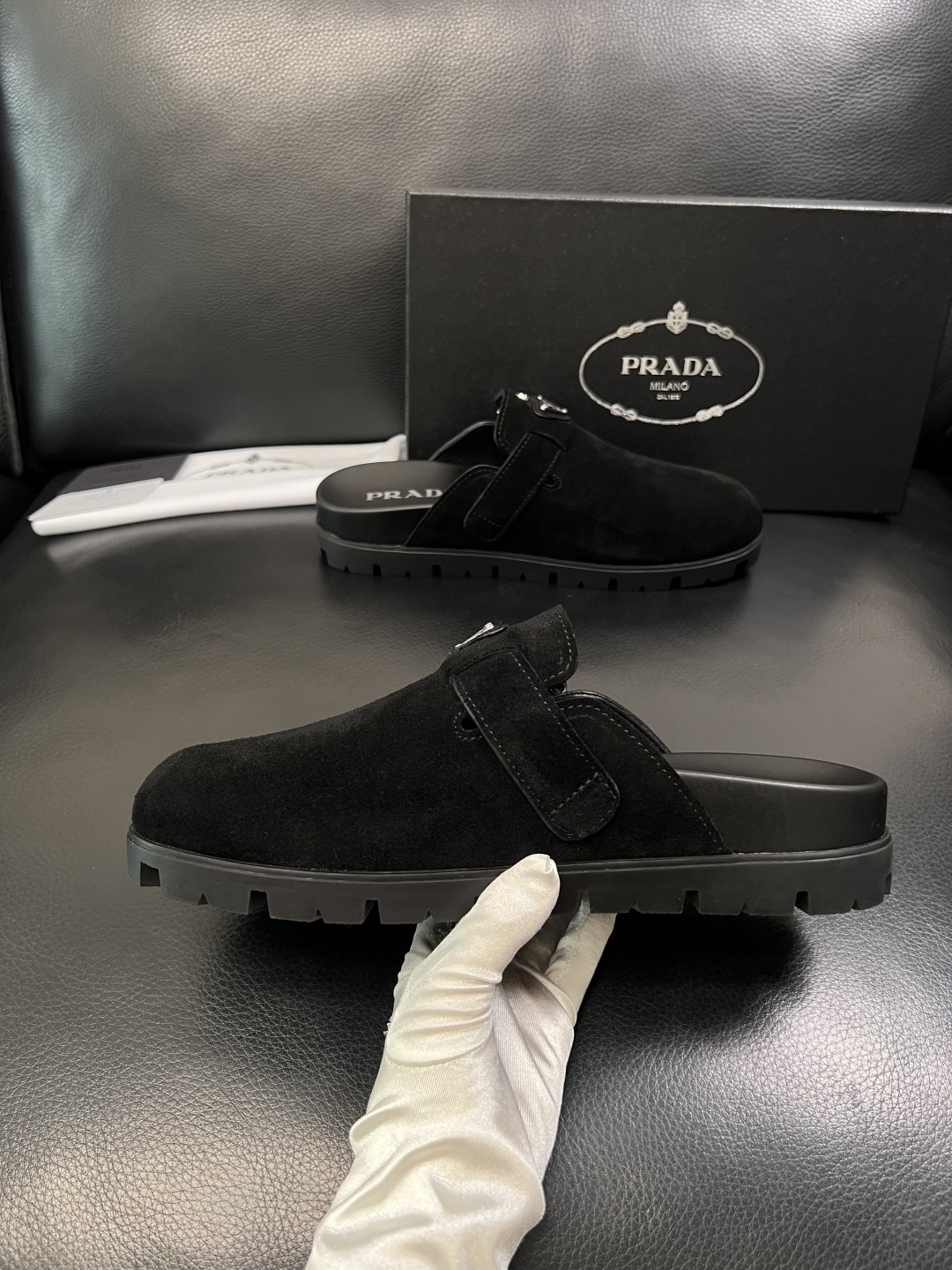 Prada  顶级工艺品，普拉达  拖鞋专柜同步，原厂配置意大利进口牛皮面料，进口牛皮内里垫，透气舒适，
