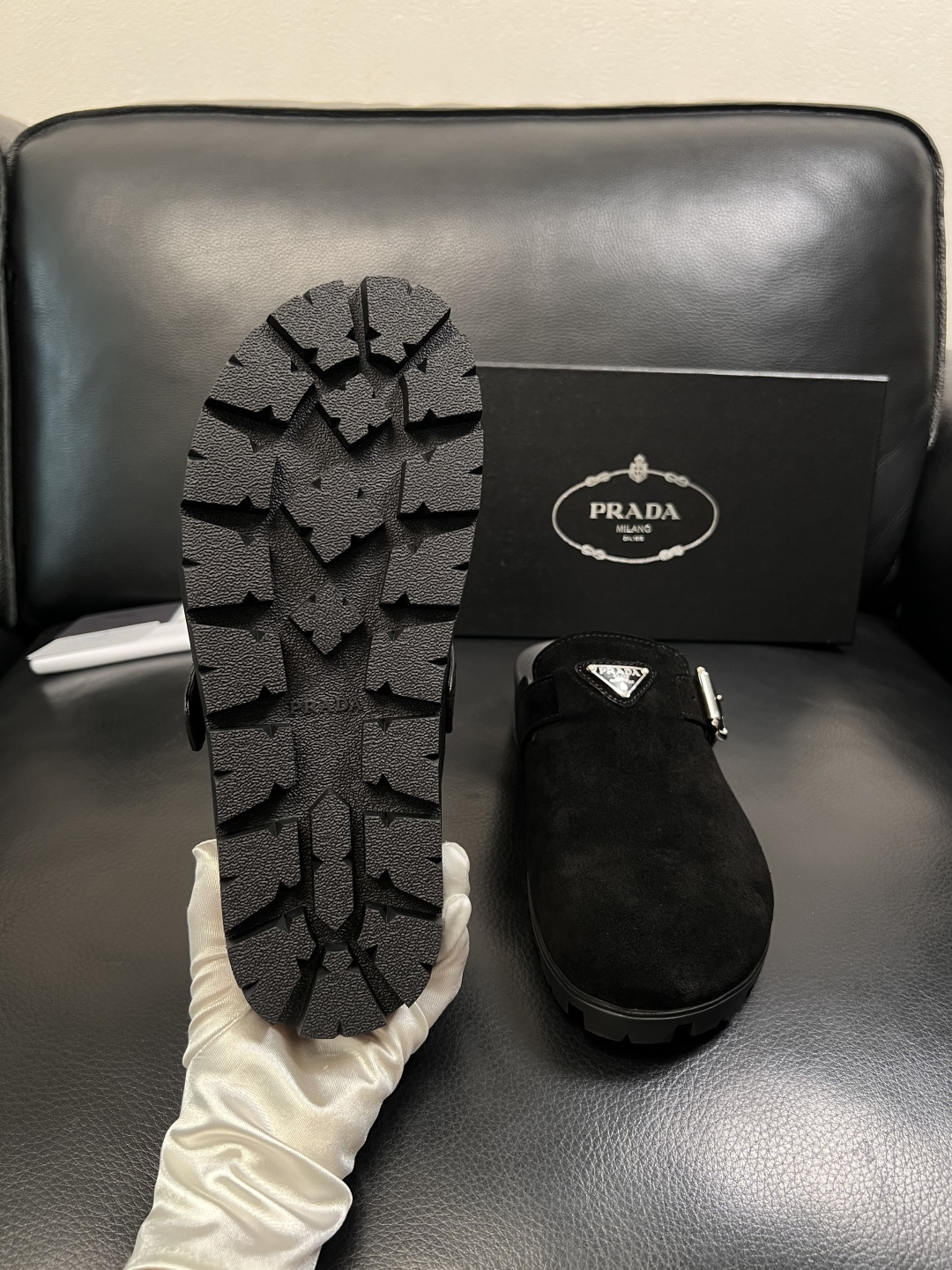 Prada  顶级工艺品，普拉达  拖鞋专柜同步，原厂配置意大利进口牛皮面料，进口牛皮内里垫，透气舒适，