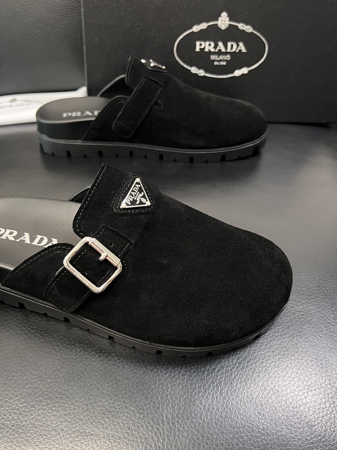 Prada  顶级工艺品，普拉达  拖鞋专柜同步，原厂配置意大利进口牛皮面料，进口牛皮内里垫，透气舒适，