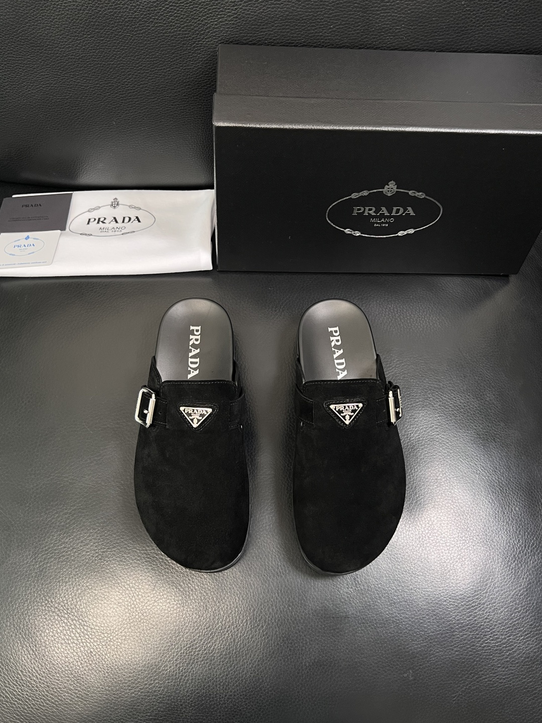 Prada  顶级工艺品，普拉达  拖鞋专柜同步，原厂配置意大利进口牛皮面料，进口牛皮内里垫，透气舒适，
