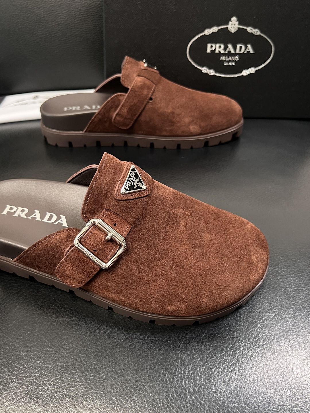 Prada  顶级工艺品，普拉达  拖鞋专柜同步，原厂配置意大利进口牛皮面料，进口牛皮内里垫，透气舒适，
