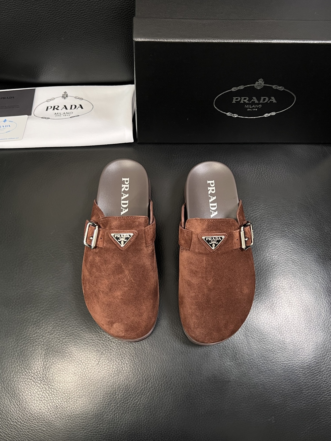 Prada  顶级工艺品，普拉达  拖鞋专柜同步，原厂配置意大利进口牛皮面料，进口牛皮内里垫，透气舒适，