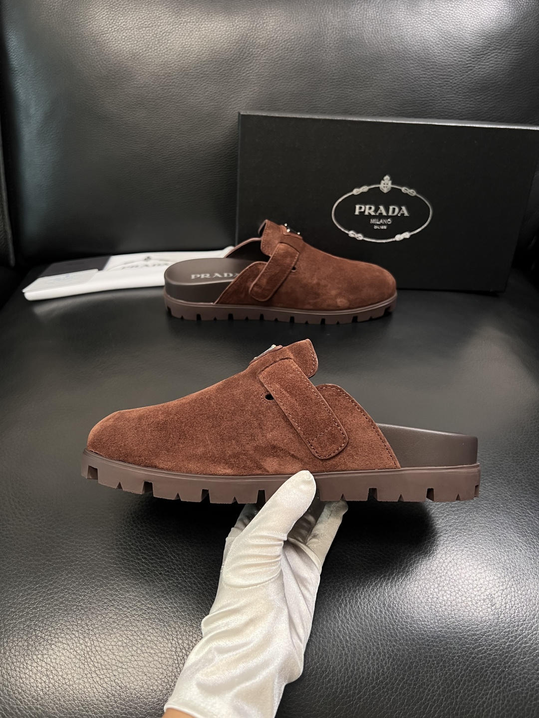 Prada  顶级工艺品，普拉达  拖鞋专柜同步，原厂配置意大利进口牛皮面料，进口牛皮内里垫，透气舒适，