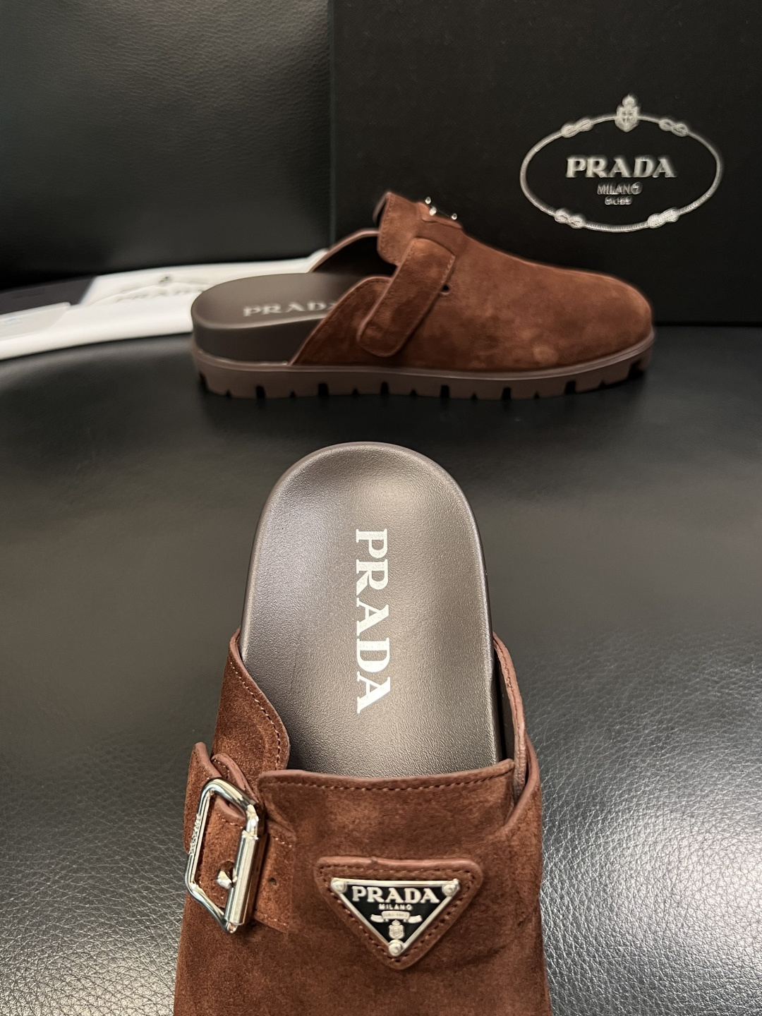 Prada  顶级工艺品，普拉达  拖鞋专柜同步，原厂配置意大利进口牛皮面料，进口牛皮内里垫，透气舒适，