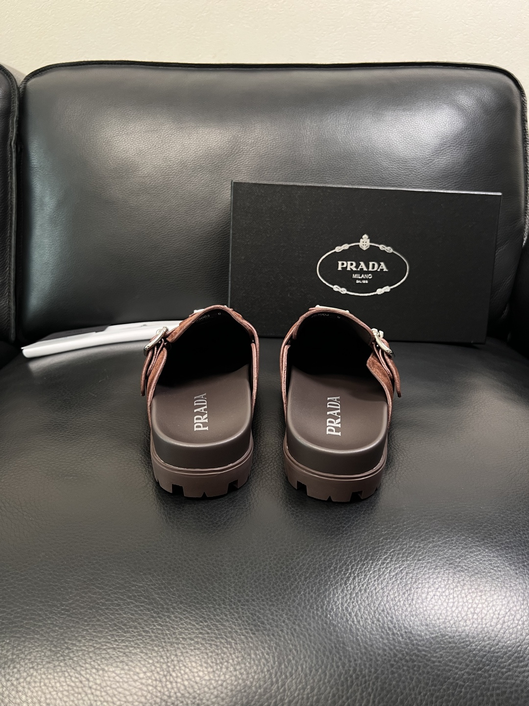 Prada  顶级工艺品，普拉达  拖鞋专柜同步，原厂配置意大利进口牛皮面料，进口牛皮内里垫，透气舒适，