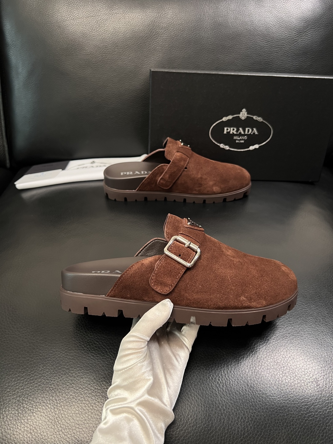 Prada  顶级工艺品，普拉达  拖鞋专柜同步，原厂配置意大利进口牛皮面料，进口牛皮内里垫，透气舒适，