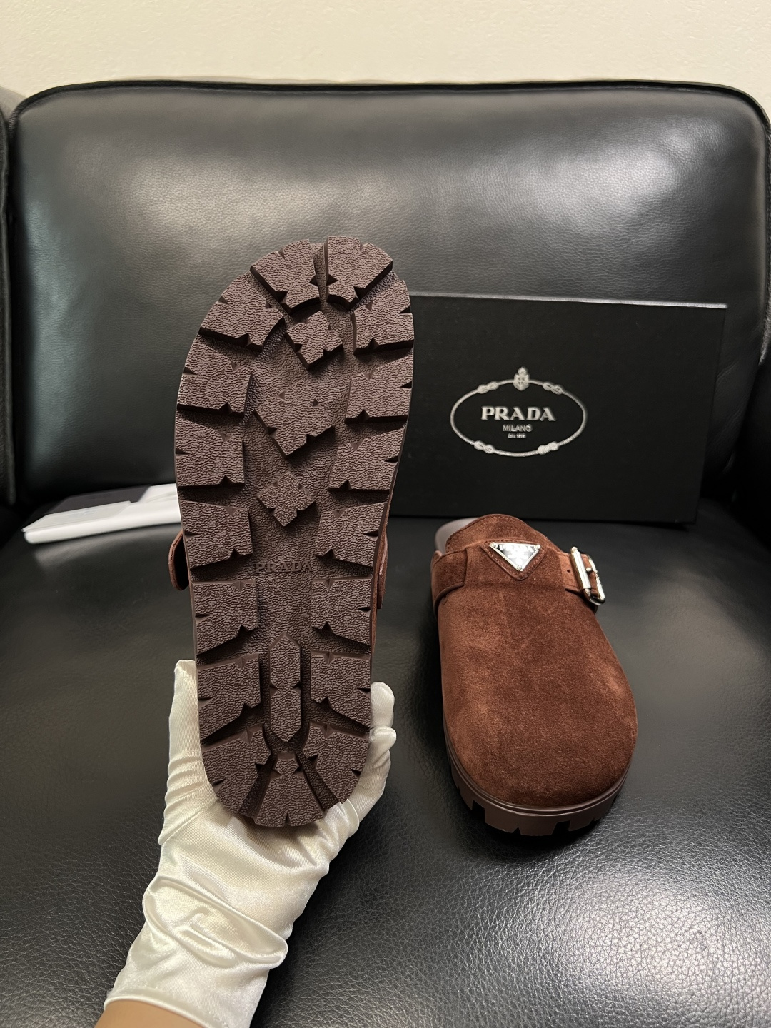Prada  顶级工艺品，普拉达  拖鞋专柜同步，原厂配置意大利进口牛皮面料，进口牛皮内里垫，透气舒适，