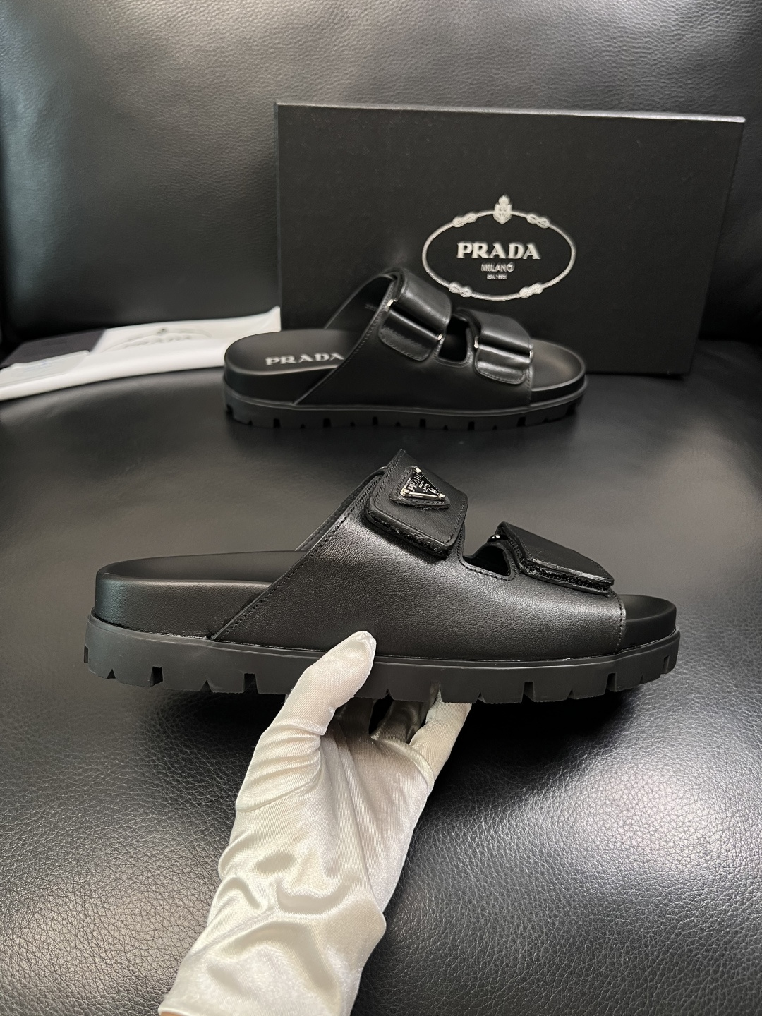 Prada  顶级工艺品，普拉达  拖鞋专柜同步，原厂配置意大利进口牛皮面料，进口牛皮内里垫，透气舒适，
