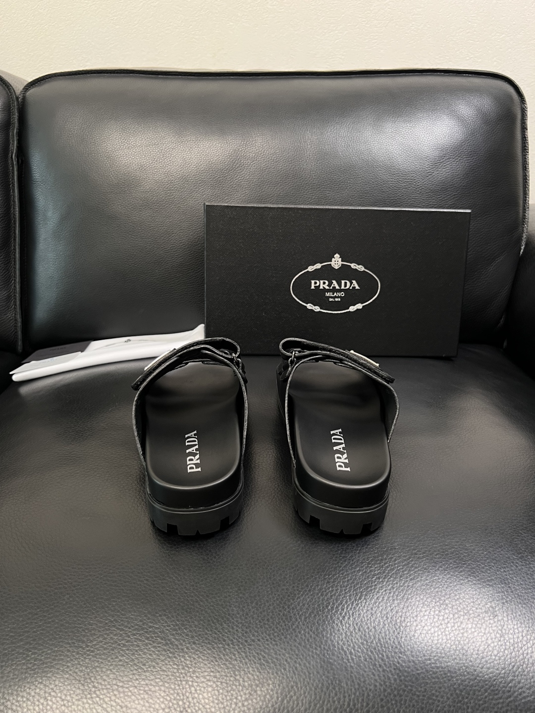 Prada  顶级工艺品，普拉达  拖鞋专柜同步，原厂配置意大利进口牛皮面料，进口牛皮内里垫，透气舒适，