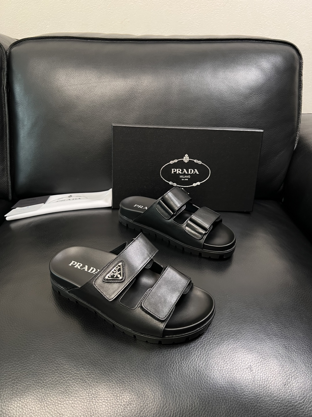 Prada  顶级工艺品，普拉达  拖鞋专柜同步，原厂配置意大利进口牛皮面料，进口牛皮内里垫，透气舒适，
