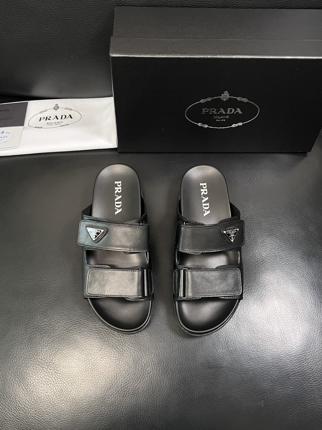 Prada  顶级工艺品，普拉达  拖鞋专柜同步，原厂配置意大利进口牛皮面料，进口牛皮内里垫，透气舒适，
