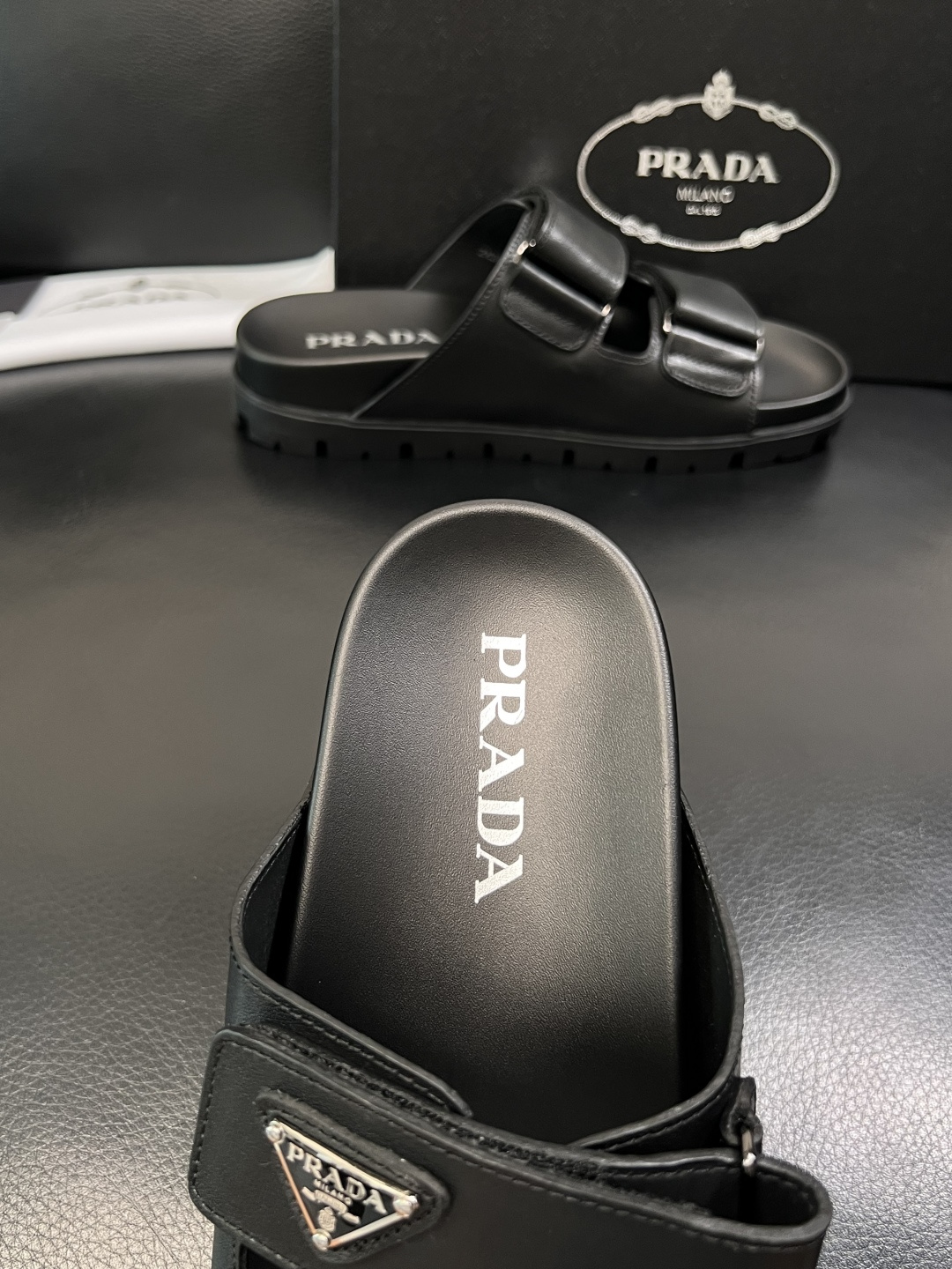 Prada  顶级工艺品，普拉达  拖鞋专柜同步，原厂配置意大利进口牛皮面料，进口牛皮内里垫，透气舒适，