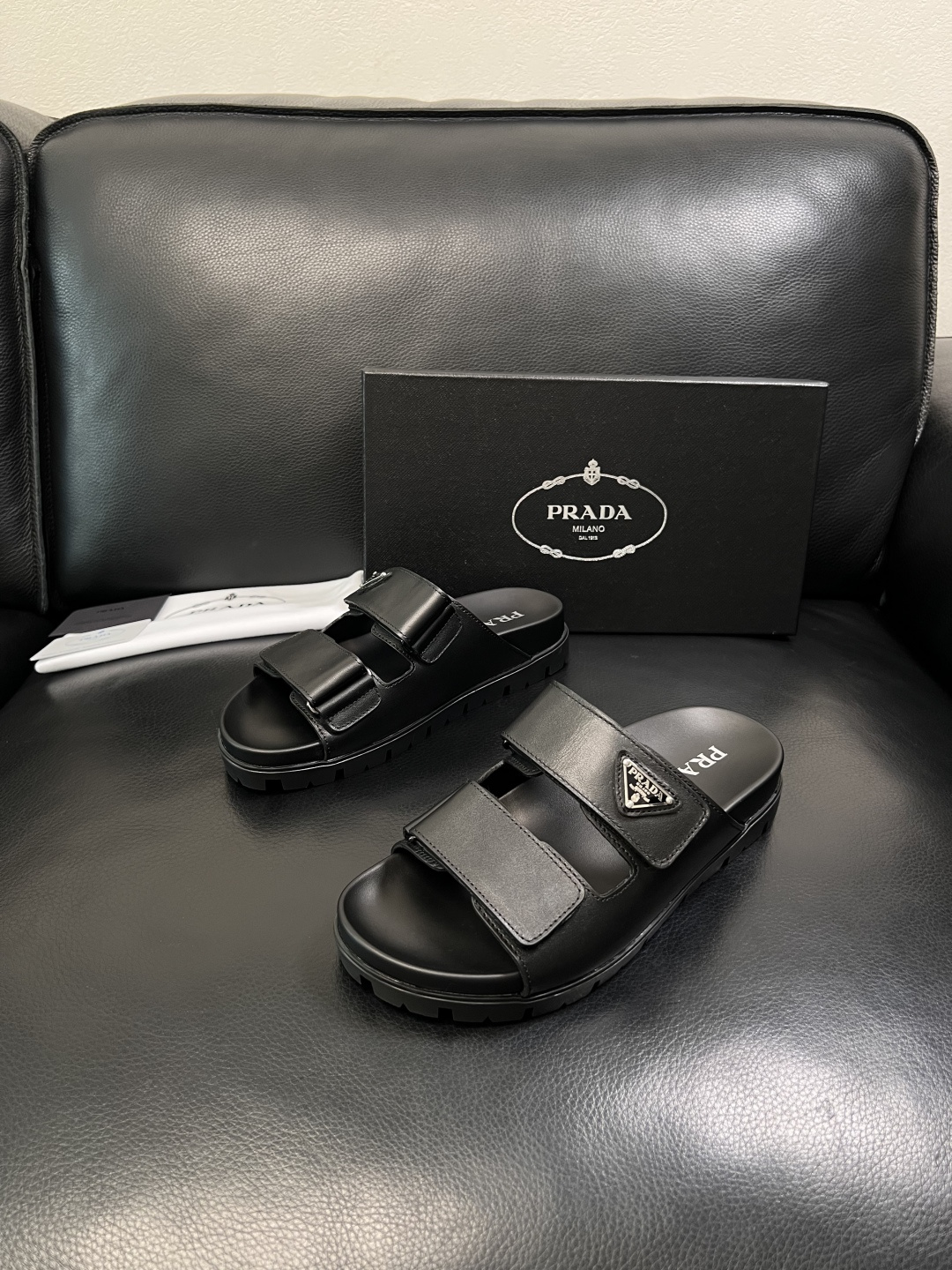 Prada  顶级工艺品，普拉达  拖鞋专柜同步，原厂配置意大利进口牛皮面料，进口牛皮内里垫，透气舒适，