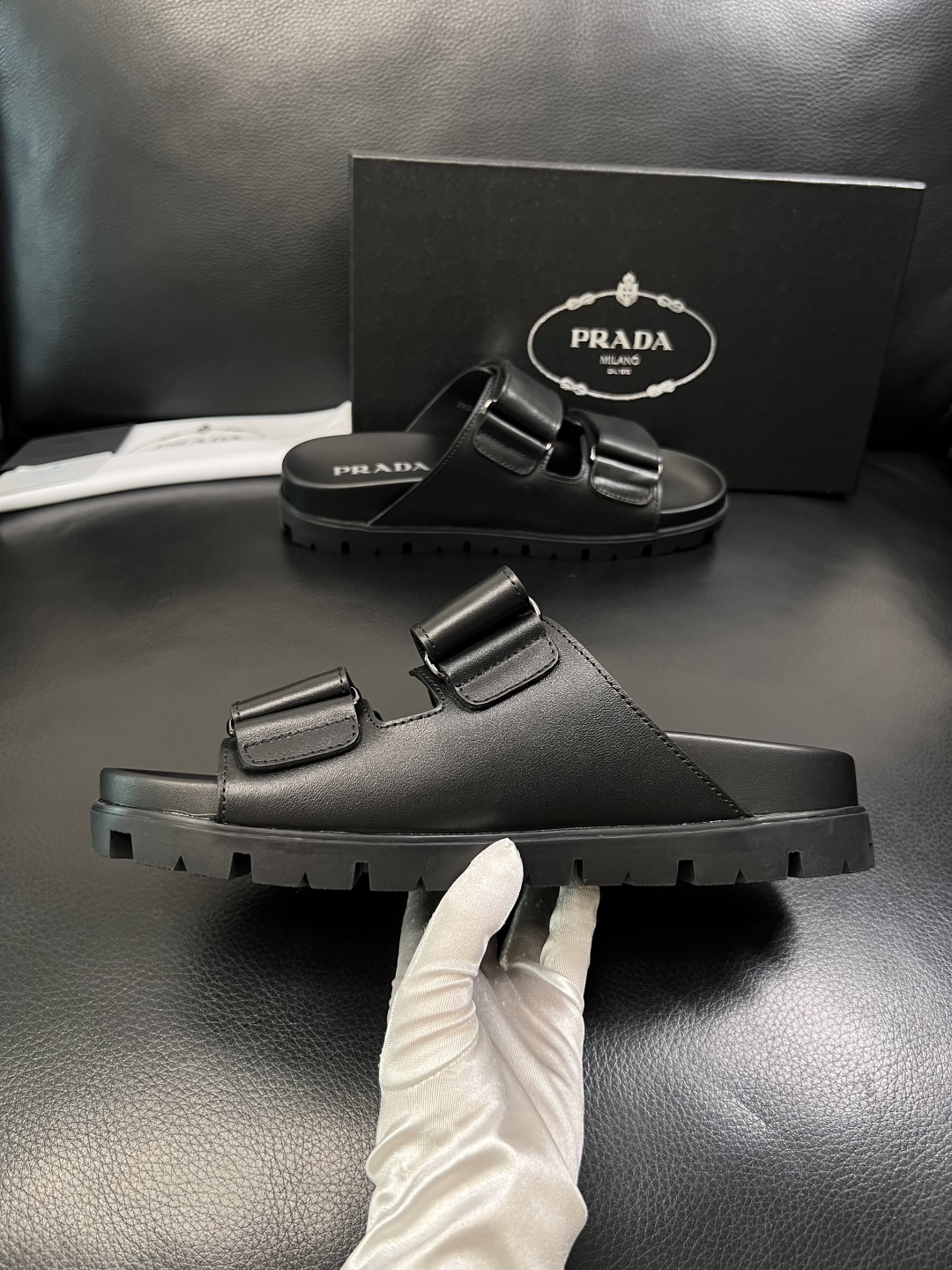Prada  顶级工艺品，普拉达  拖鞋专柜同步，原厂配置意大利进口牛皮面料，进口牛皮内里垫，透气舒适，