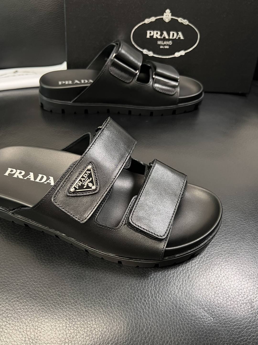 Prada  顶级工艺品，普拉达  拖鞋专柜同步，原厂配置意大利进口牛皮面料，进口牛皮内里垫，透气舒适，