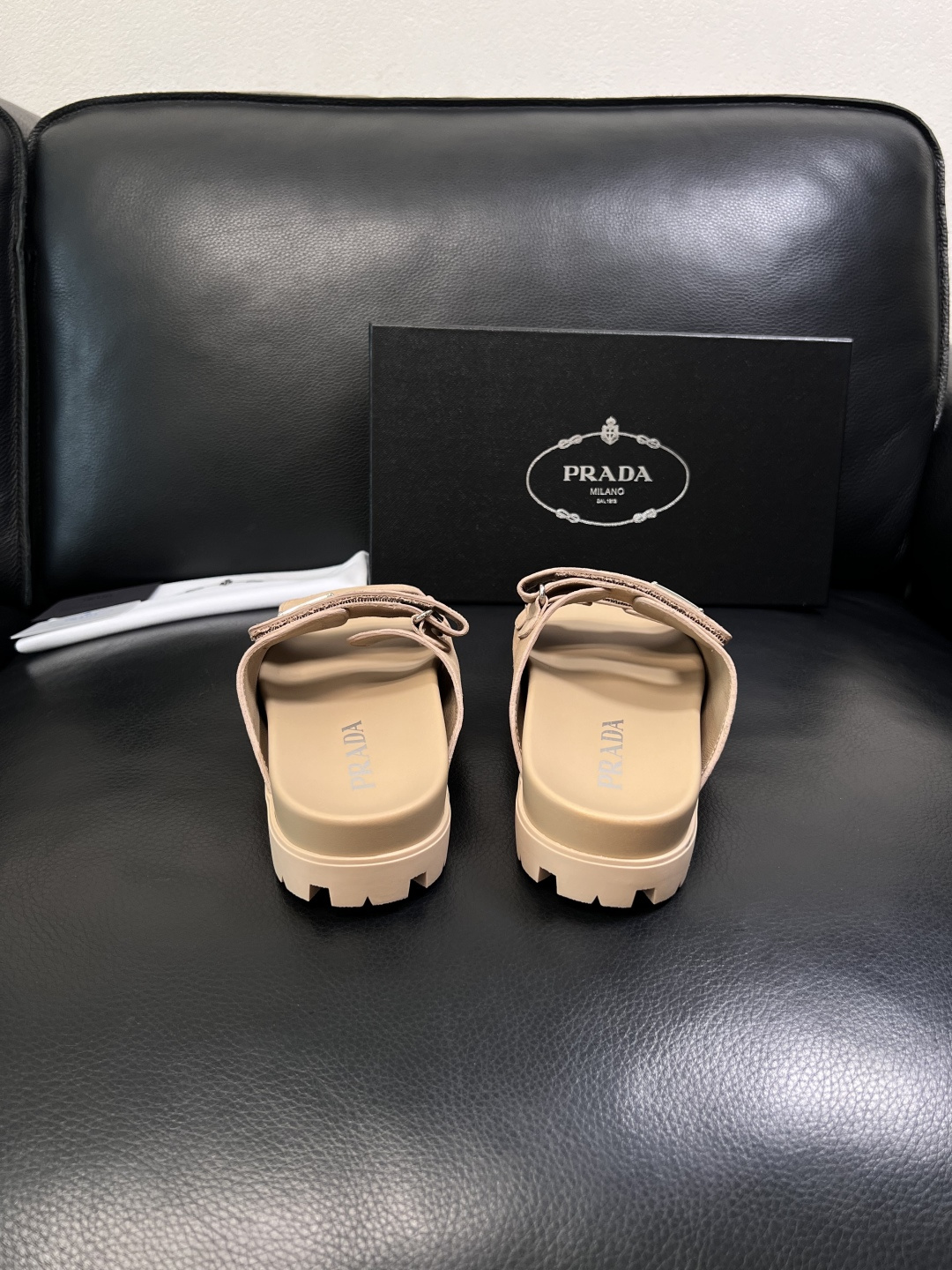 Prada  顶级工艺品，普拉达  拖鞋专柜同步，原厂配置意大利进口牛皮面料，进口牛皮内里垫，透气舒适，