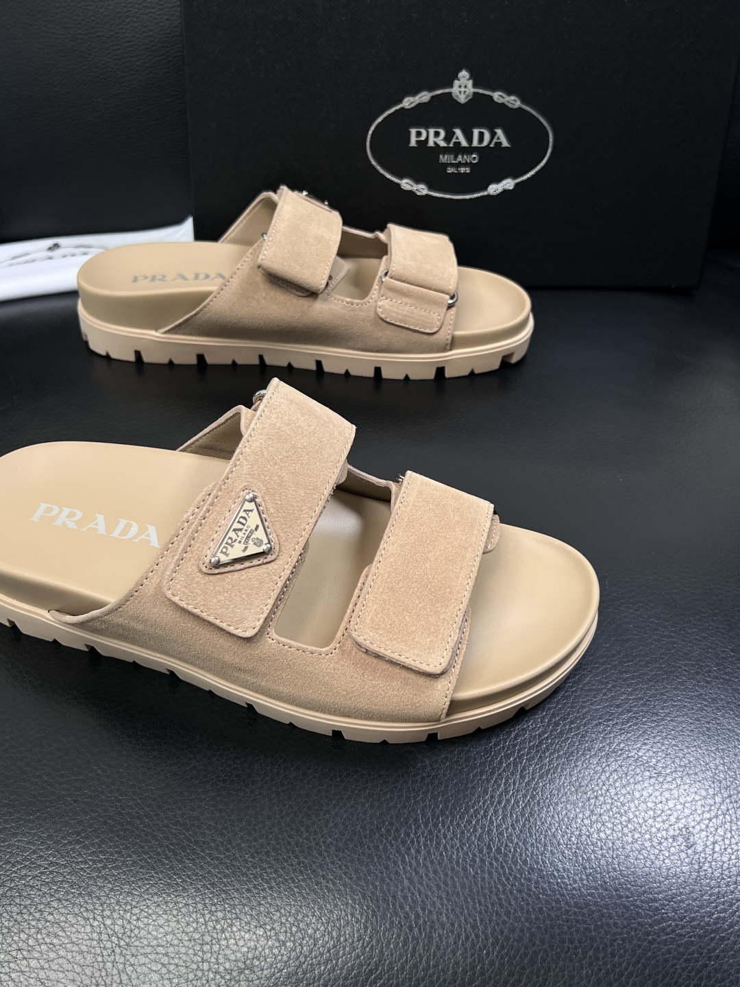 Prada  顶级工艺品，普拉达  拖鞋专柜同步，原厂配置意大利进口牛皮面料，进口牛皮内里垫，透气舒适，