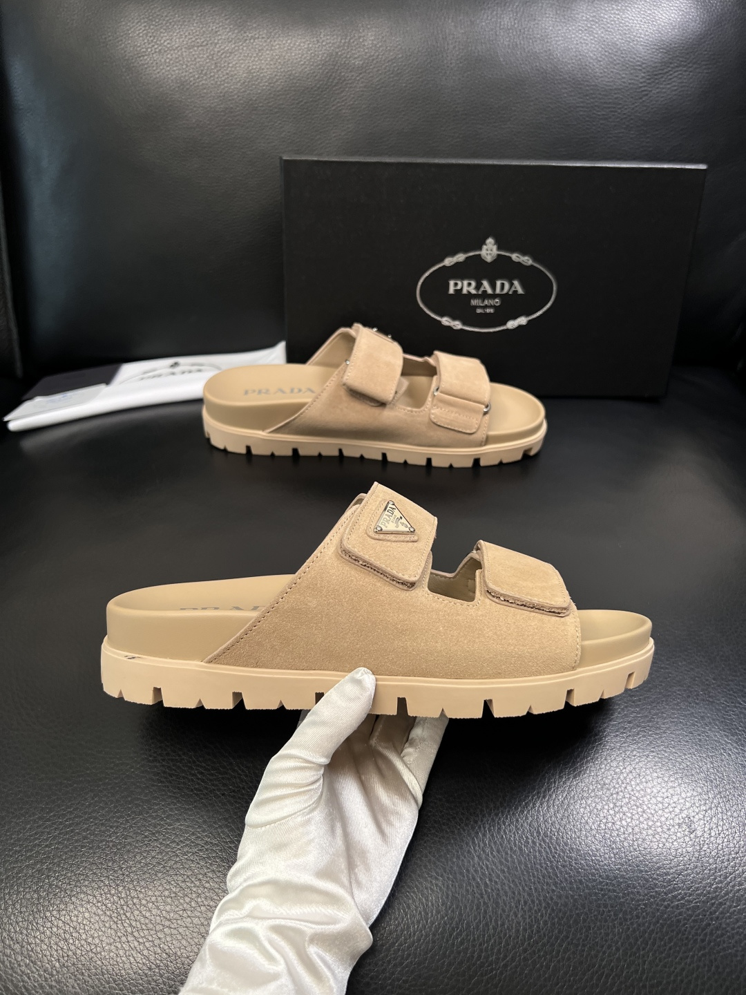 Prada  顶级工艺品，普拉达  拖鞋专柜同步，原厂配置意大利进口牛皮面料，进口牛皮内里垫，透气舒适，