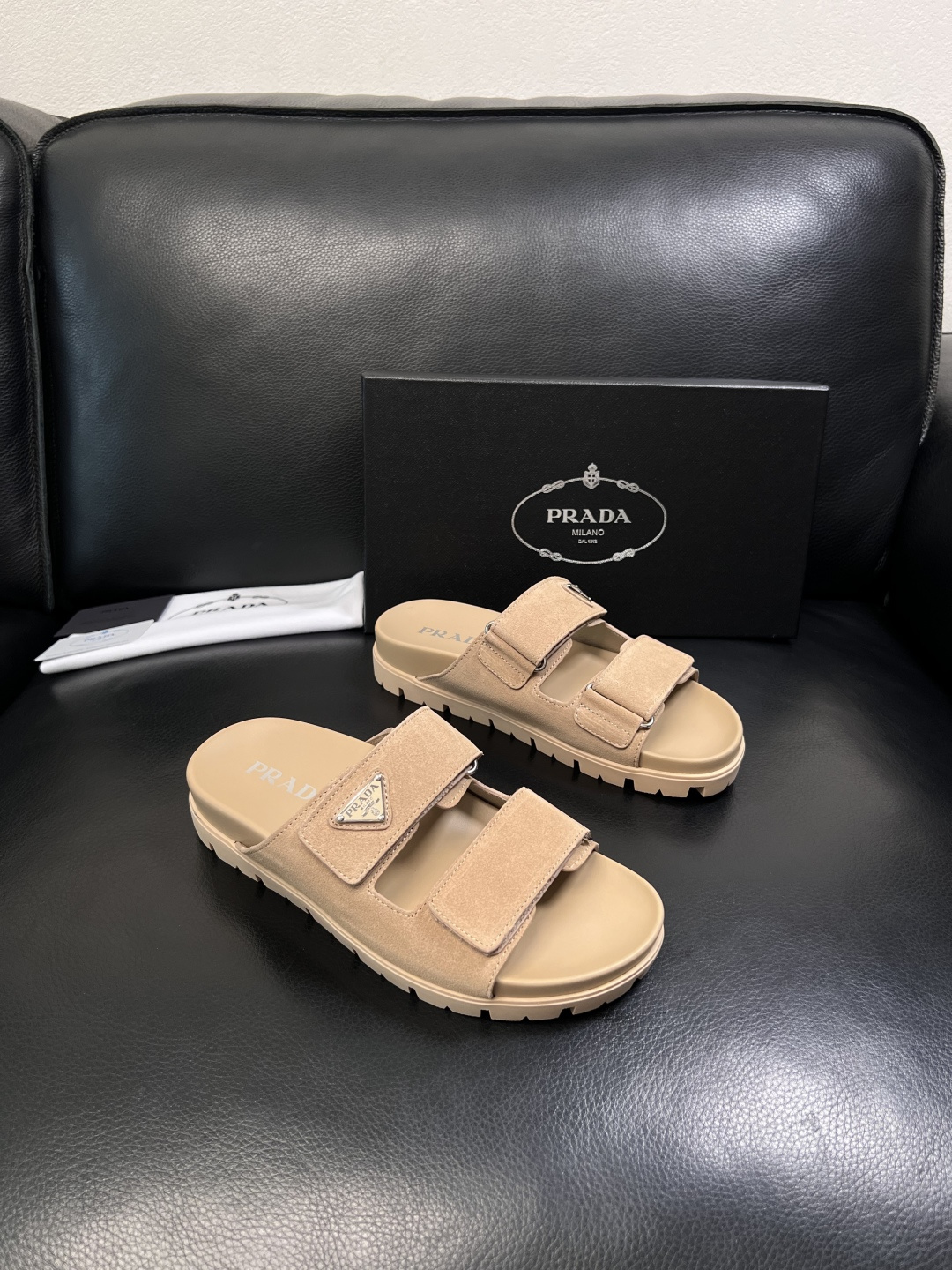 Prada  顶级工艺品，普拉达  拖鞋专柜同步，原厂配置意大利进口牛皮面料，进口牛皮内里垫，透气舒适，