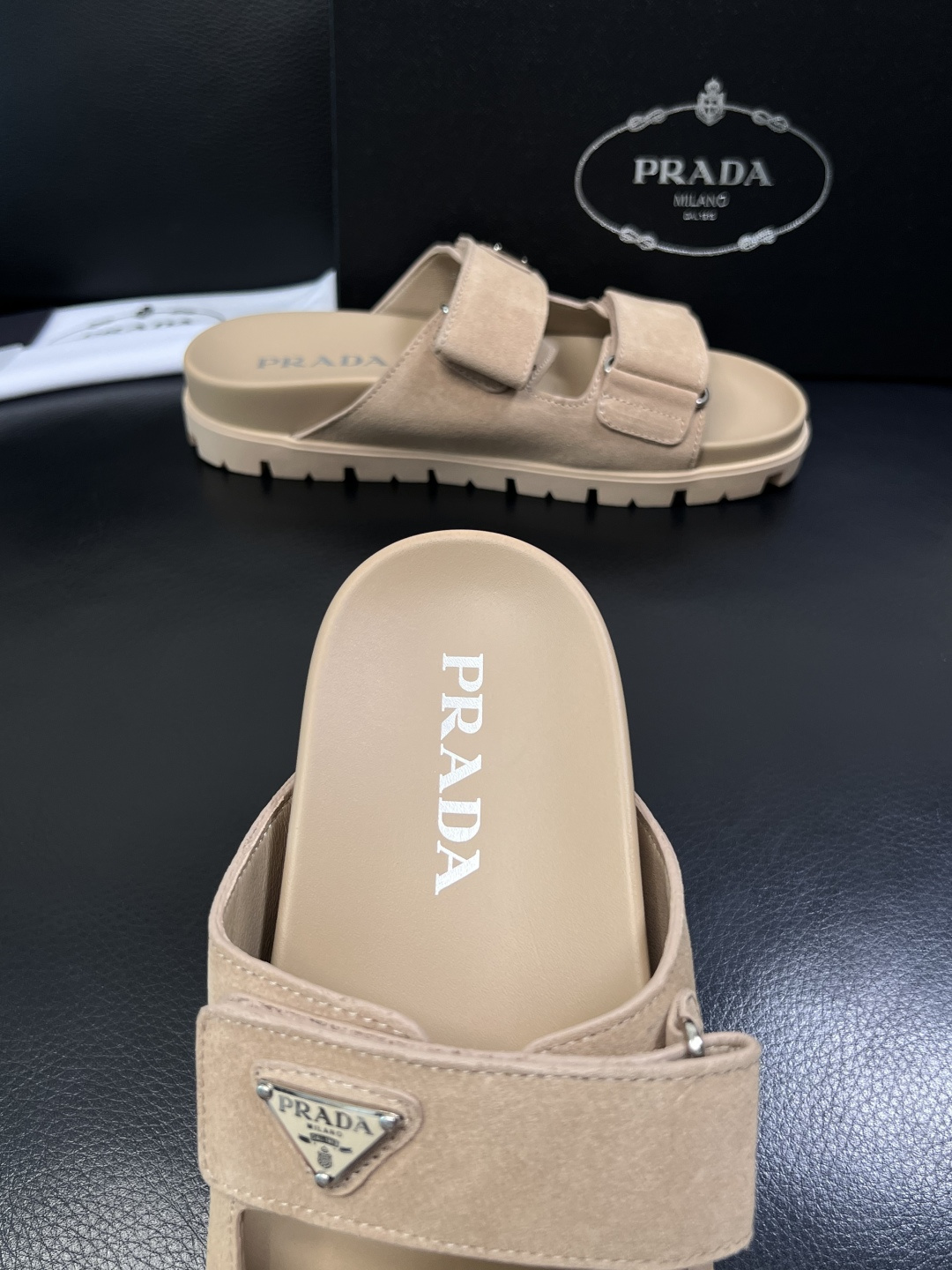 Prada  顶级工艺品，普拉达  拖鞋专柜同步，原厂配置意大利进口牛皮面料，进口牛皮内里垫，透气舒适，