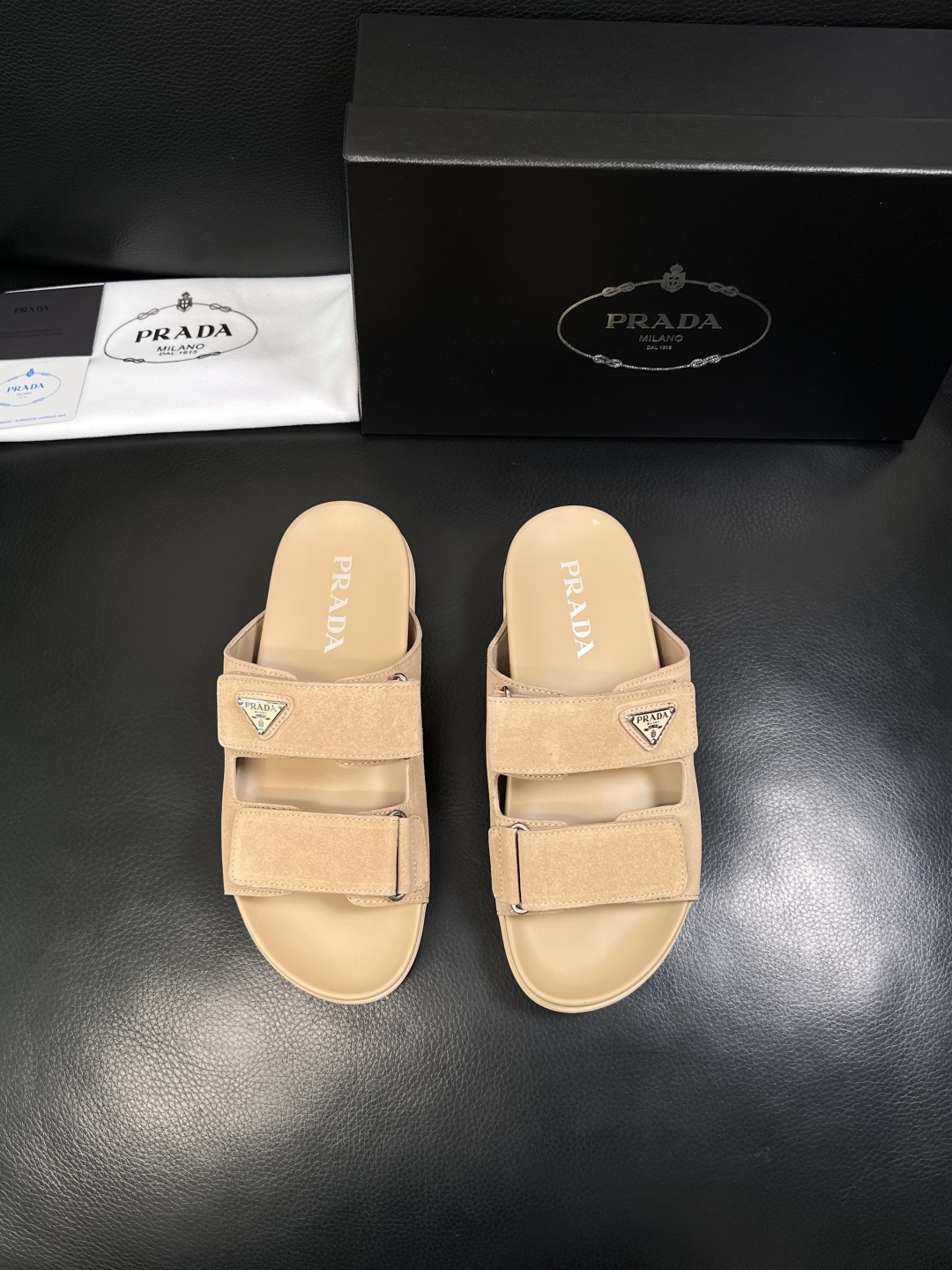 Prada  顶级工艺品，普拉达  拖鞋专柜同步，原厂配置意大利进口牛皮面料，进口牛皮内里垫，透气舒适，