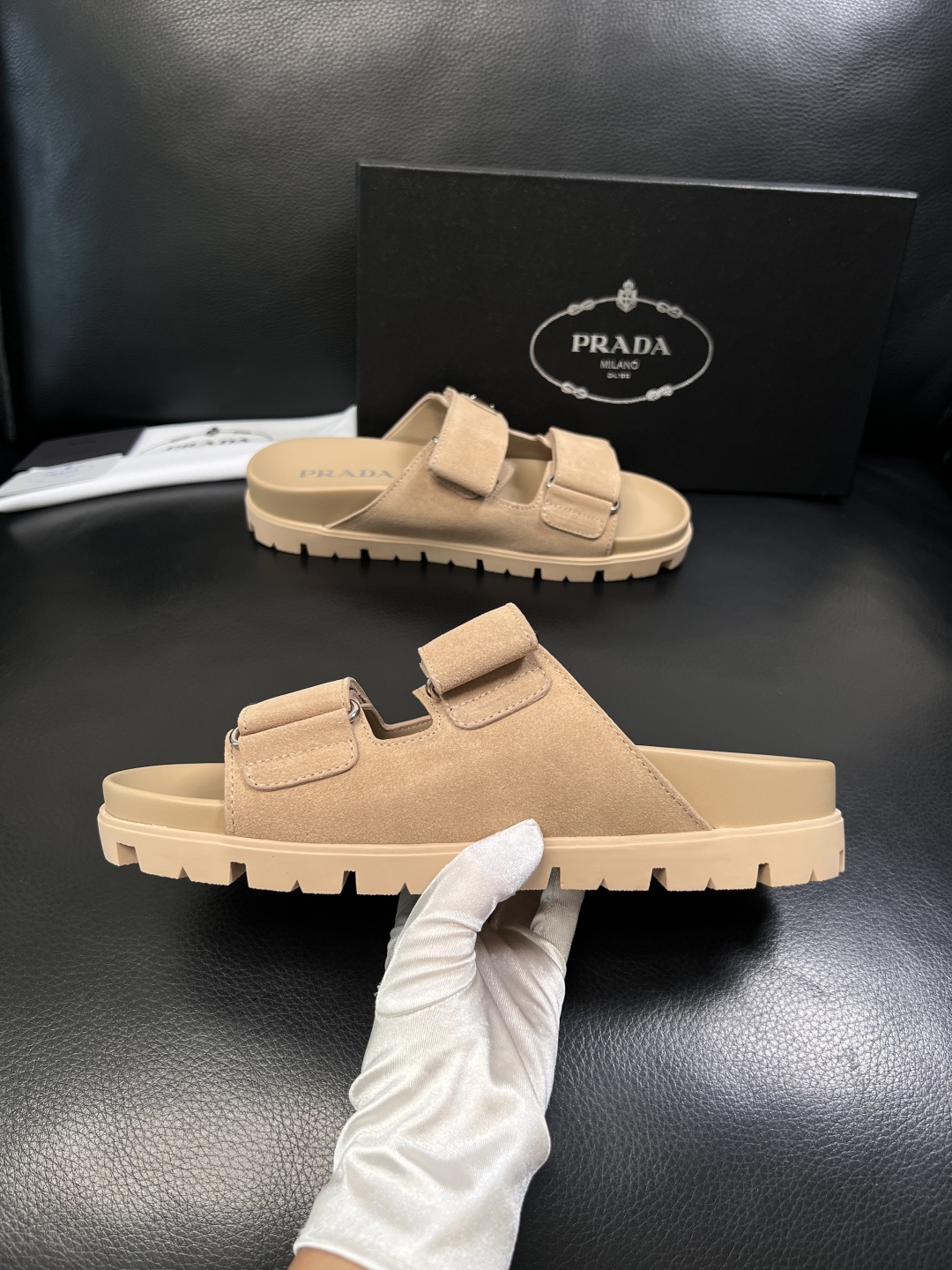 Prada  顶级工艺品，普拉达  拖鞋专柜同步，原厂配置意大利进口牛皮面料，进口牛皮内里垫，透气舒适，