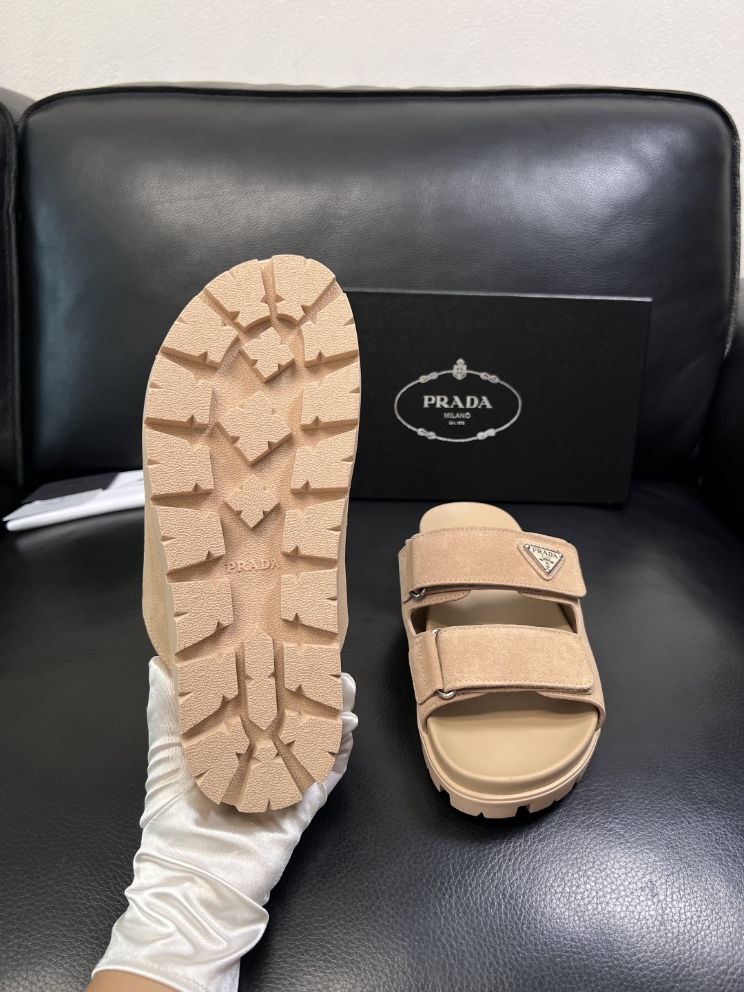 Prada  顶级工艺品，普拉达  拖鞋专柜同步，原厂配置意大利进口牛皮面料，进口牛皮内里垫，透气舒适，