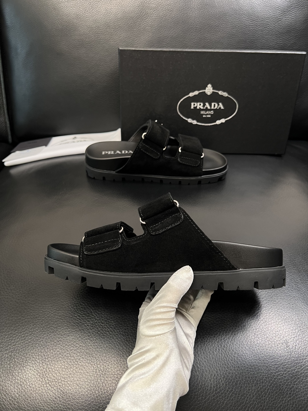 Prada  顶级工艺品，普拉达  拖鞋专柜同步，原厂配置意大利进口牛皮面料，进口牛皮内里垫，透气舒适，