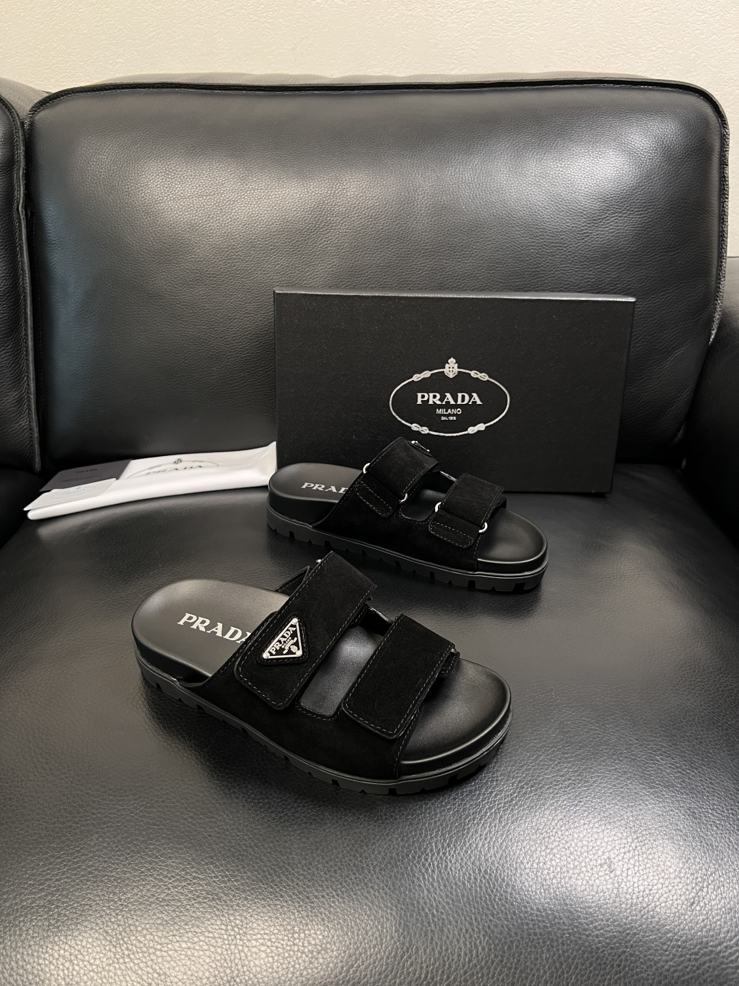 Prada  顶级工艺品，普拉达  拖鞋专柜同步，原厂配置意大利进口牛皮面料，进口牛皮内里垫，透气舒适，