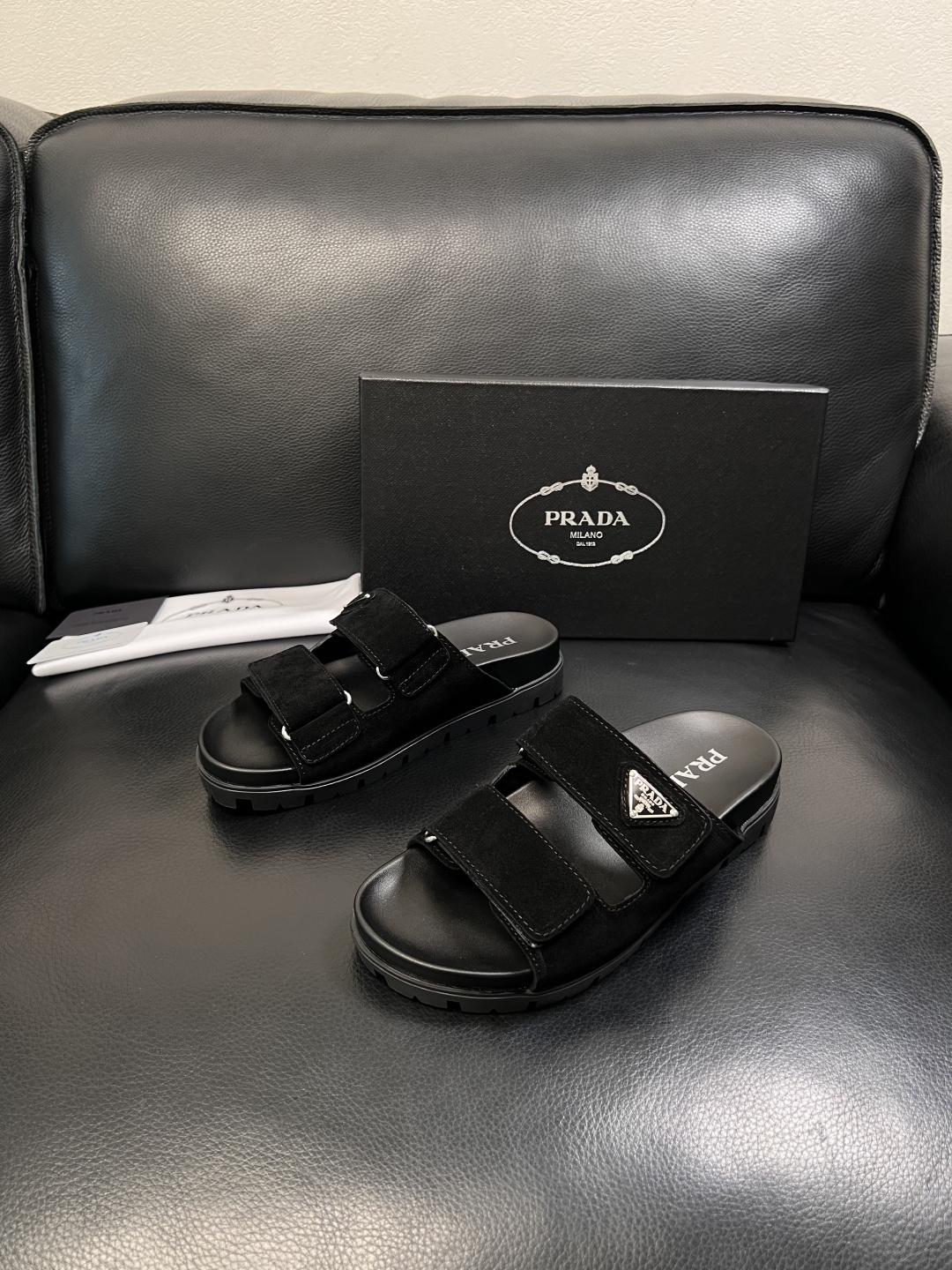 Prada  顶级工艺品，普拉达  拖鞋专柜同步，原厂配置意大利进口牛皮面料，进口牛皮内里垫，透气舒适，