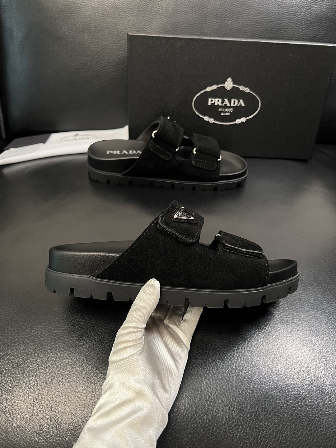Prada  顶级工艺品，普拉达  拖鞋专柜同步，原厂配置意大利进口牛皮面料，进口牛皮内里垫，透气舒适，