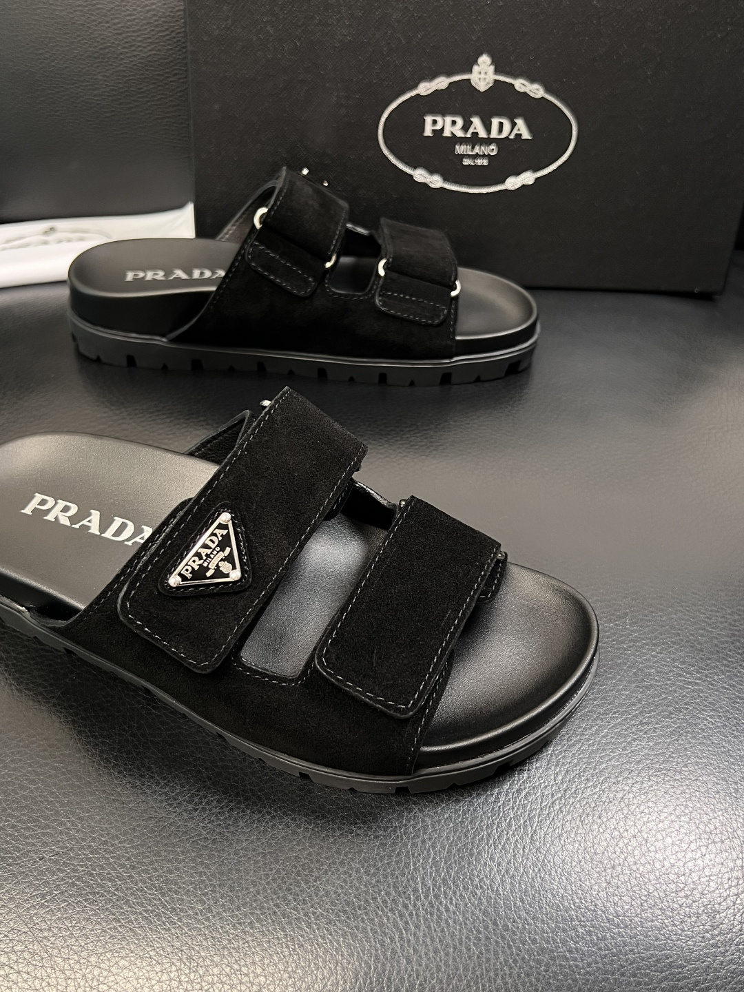 Prada  顶级工艺品，普拉达  拖鞋专柜同步，原厂配置意大利进口牛皮面料，进口牛皮内里垫，透气舒适，
