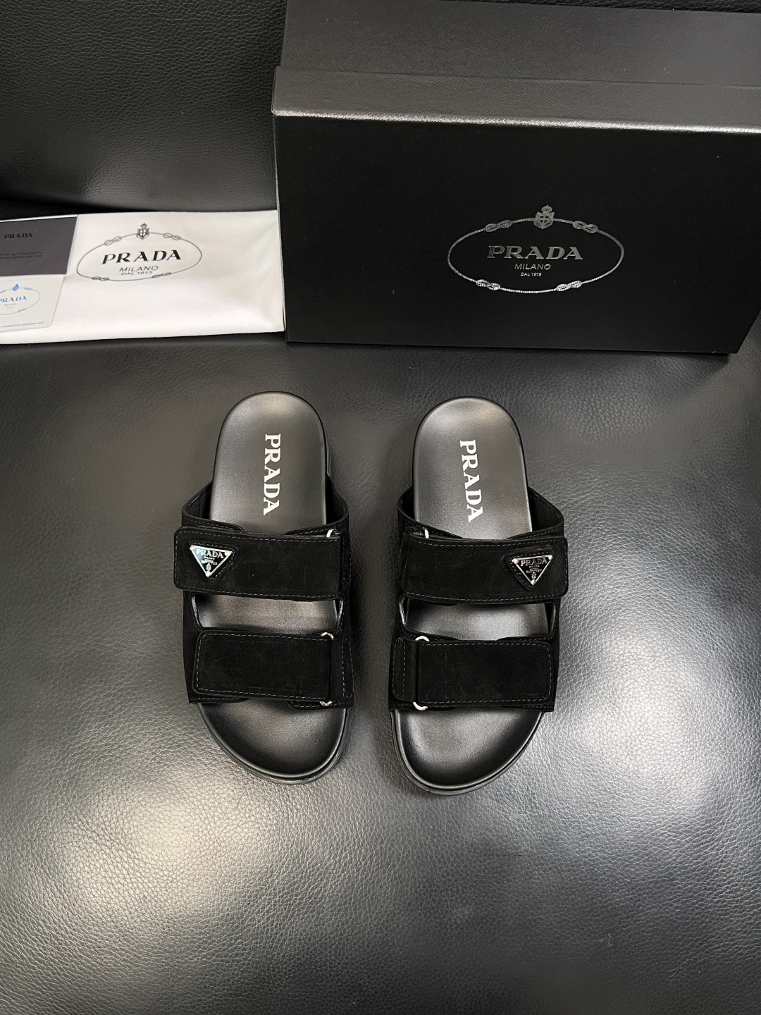 Prada  顶级工艺品，普拉达  拖鞋专柜同步，原厂配置意大利进口牛皮面料，进口牛皮内里垫，透气舒适，