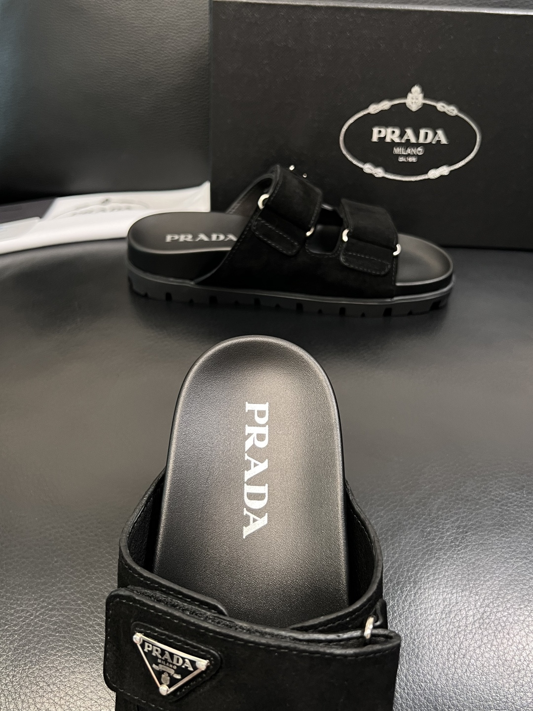 Prada  顶级工艺品，普拉达  拖鞋专柜同步，原厂配置意大利进口牛皮面料，进口牛皮内里垫，透气舒适，