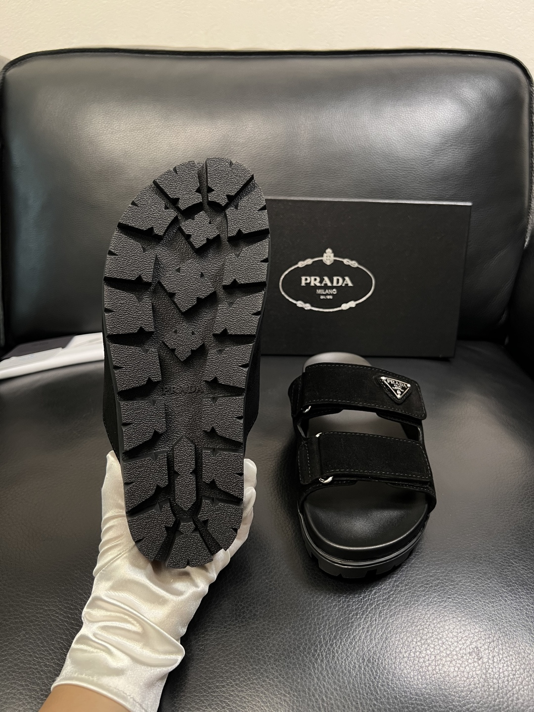 Prada  顶级工艺品，普拉达  拖鞋专柜同步，原厂配置意大利进口牛皮面料，进口牛皮内里垫，透气舒适，