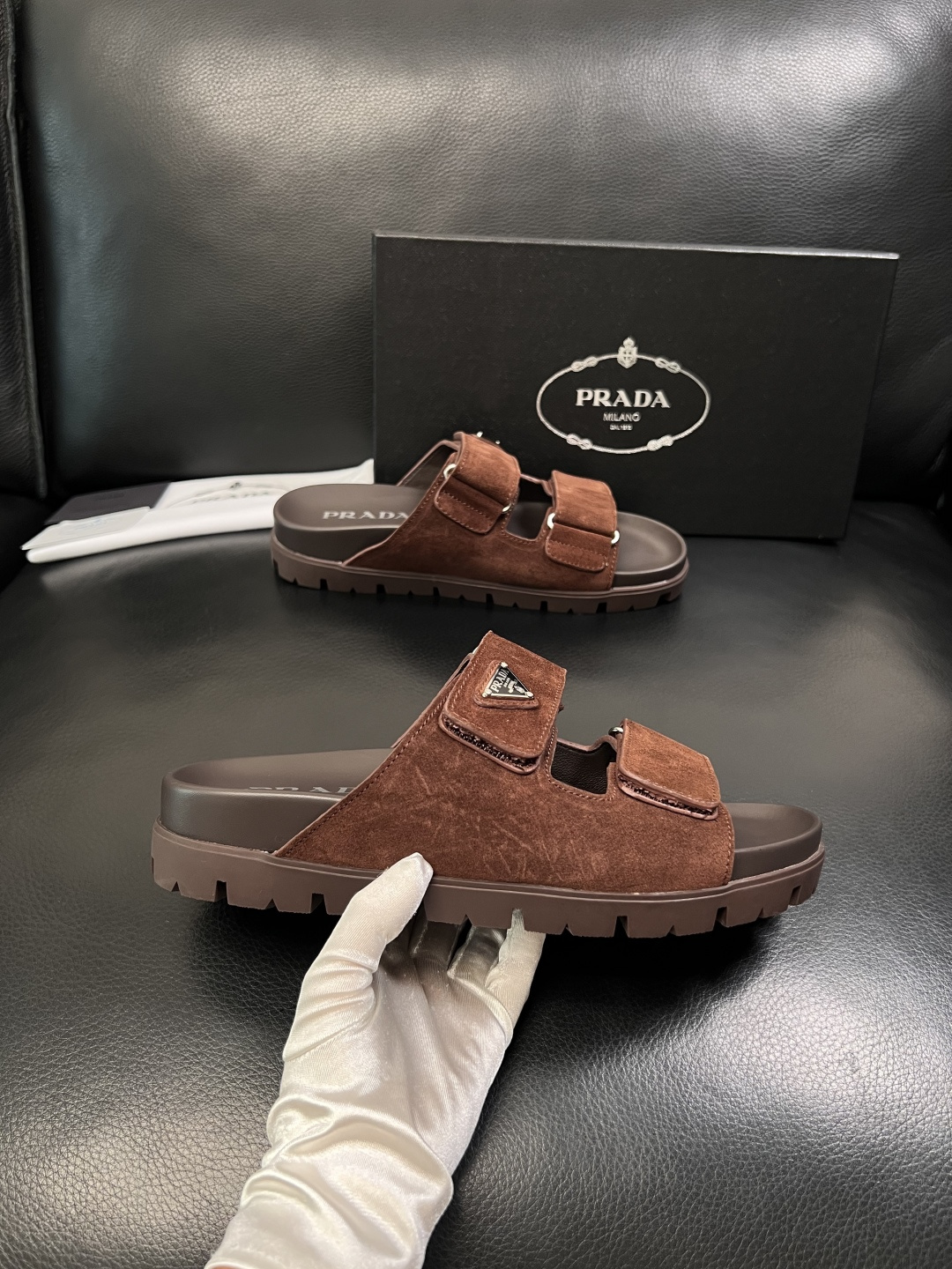 Prada  顶级工艺品，普拉达  拖鞋专柜同步，原厂配置意大利进口牛皮面料，进口牛皮内里垫，透气舒适，