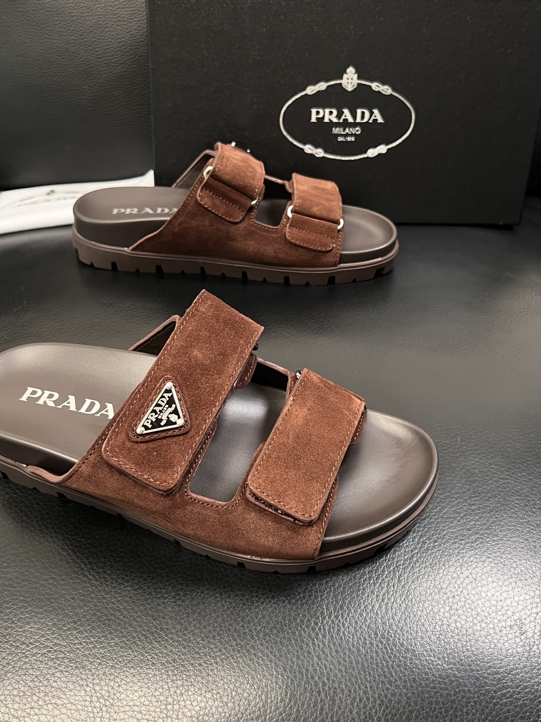 Prada  顶级工艺品，普拉达  拖鞋专柜同步，原厂配置意大利进口牛皮面料，进口牛皮内里垫，透气舒适，