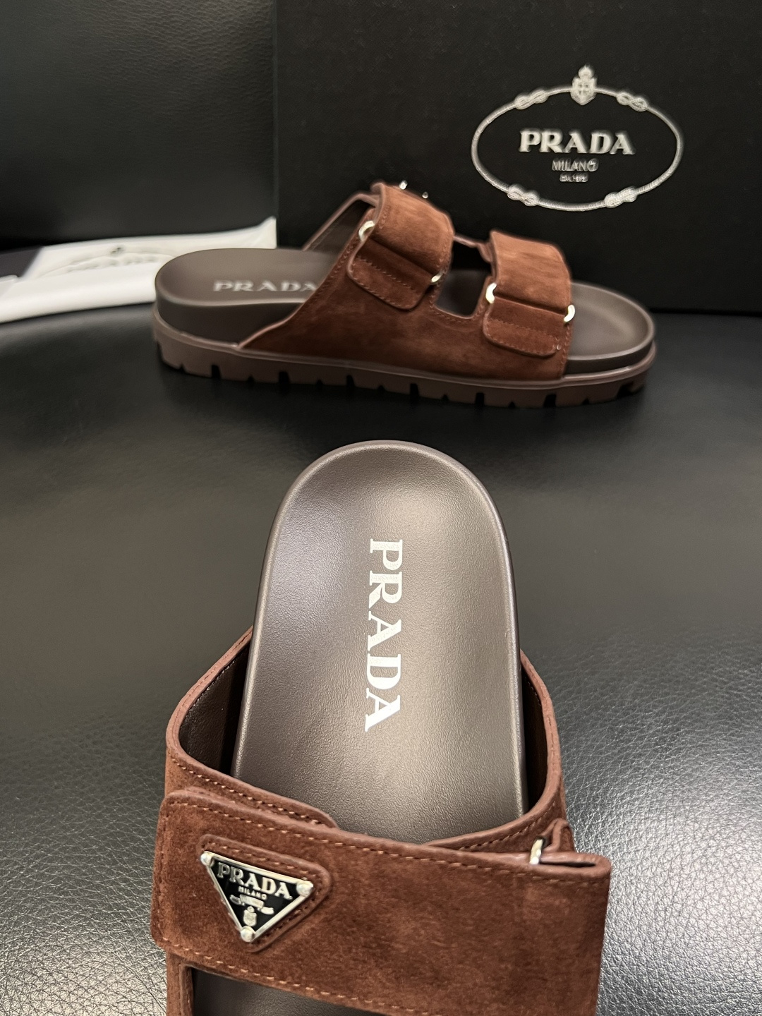 Prada  顶级工艺品，普拉达  拖鞋专柜同步，原厂配置意大利进口牛皮面料，进口牛皮内里垫，透气舒适，