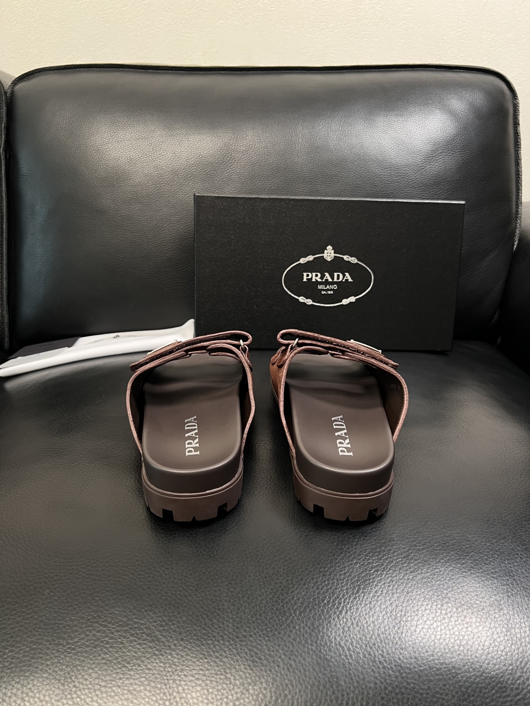Prada  顶级工艺品，普拉达  拖鞋专柜同步，原厂配置意大利进口牛皮面料，进口牛皮内里垫，透气舒适，