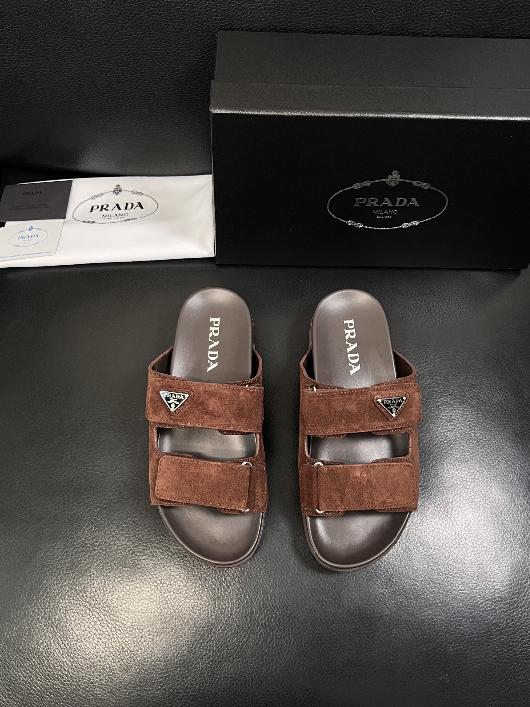 Prada  顶级工艺品，普拉达  拖鞋专柜同步，原厂配置意大利进口牛皮面料，进口牛皮内里垫，透气舒适，