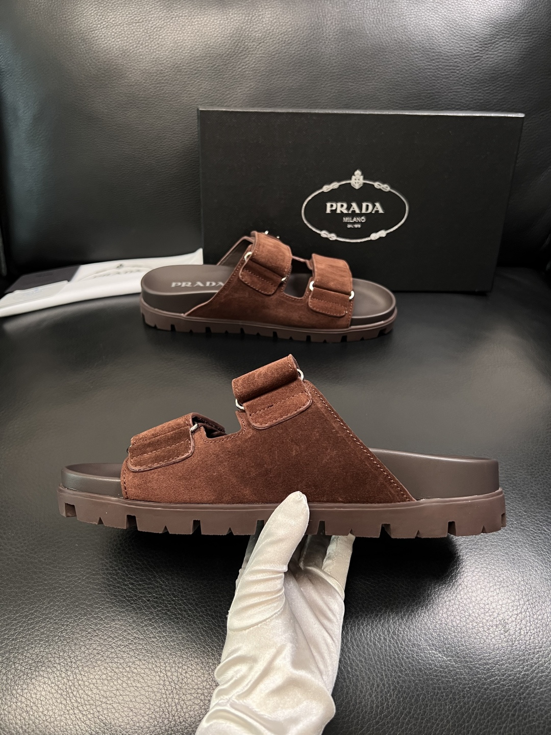 Prada  顶级工艺品，普拉达  拖鞋专柜同步，原厂配置意大利进口牛皮面料，进口牛皮内里垫，透气舒适，