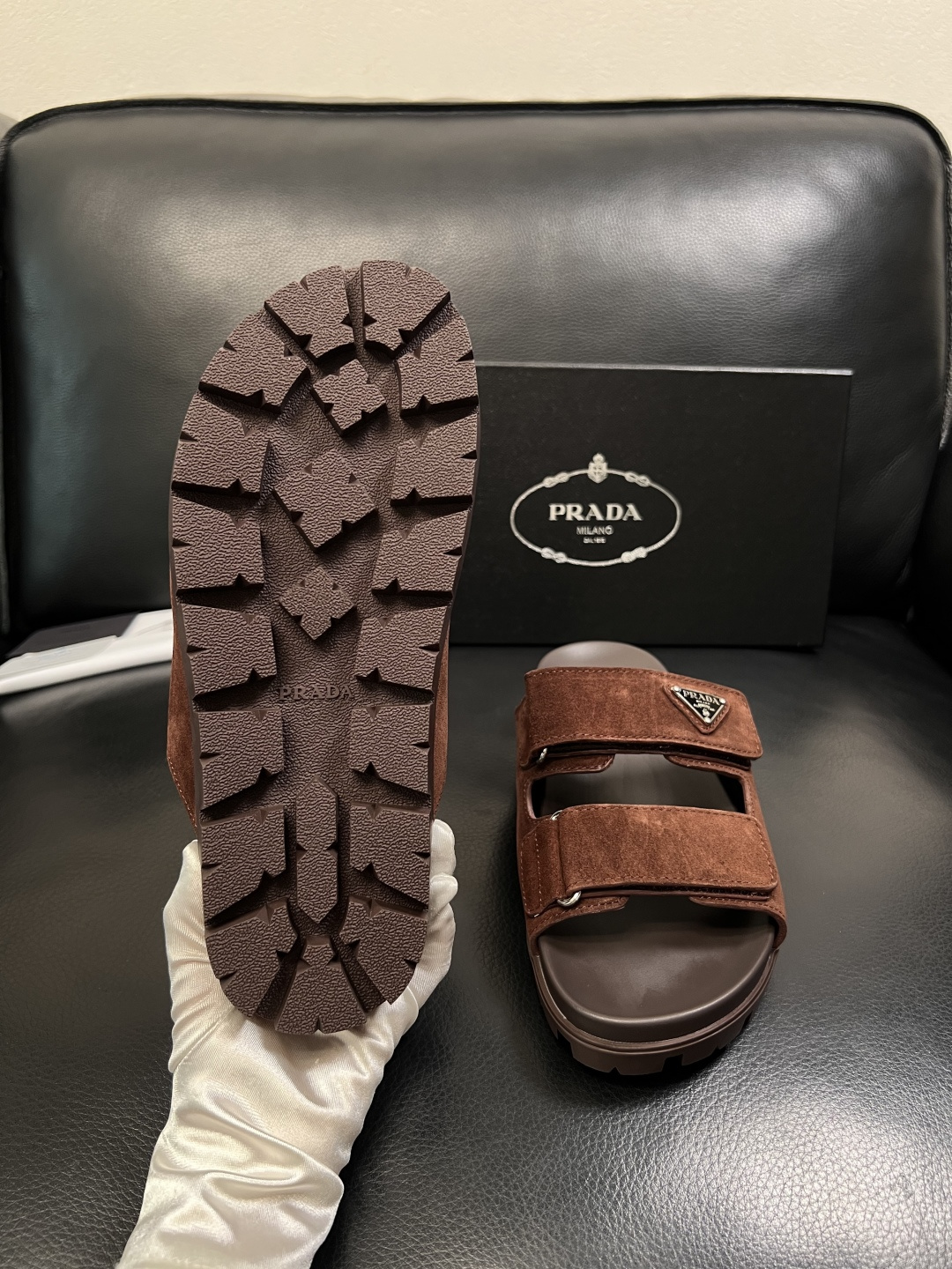 Prada  顶级工艺品，普拉达  拖鞋专柜同步，原厂配置意大利进口牛皮面料，进口牛皮内里垫，透气舒适，
