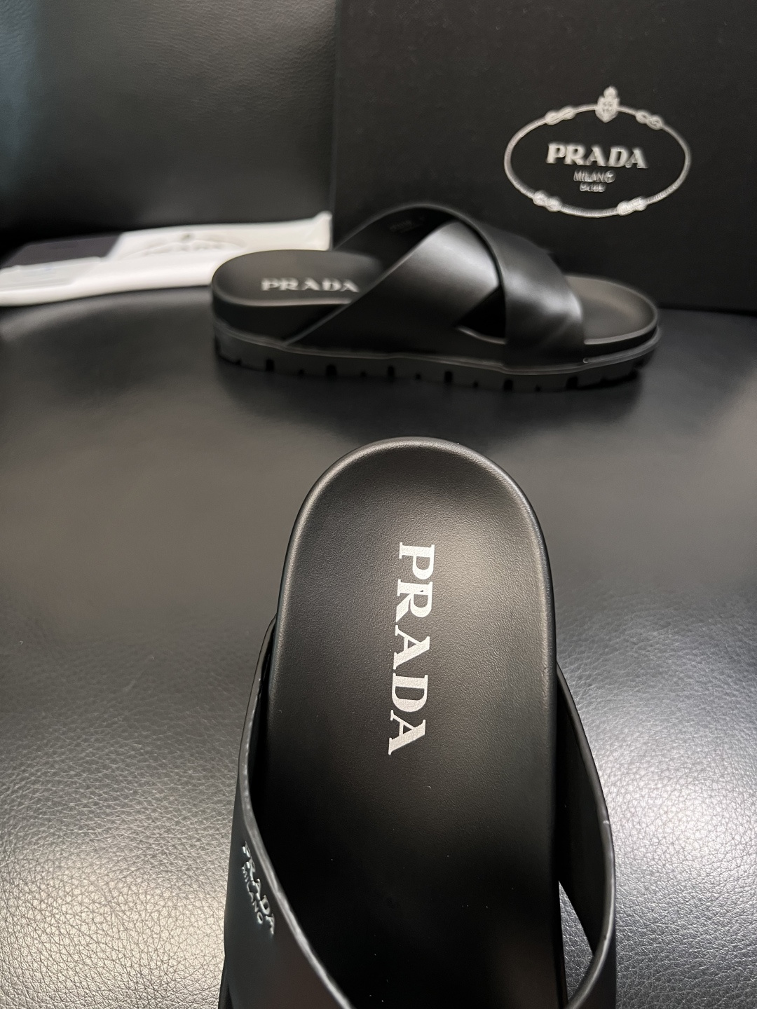 Prada  顶级工艺品，普拉达  拖鞋专柜同步，原厂配置意大利进口牛皮面料，进口牛皮内里垫，透气舒适，