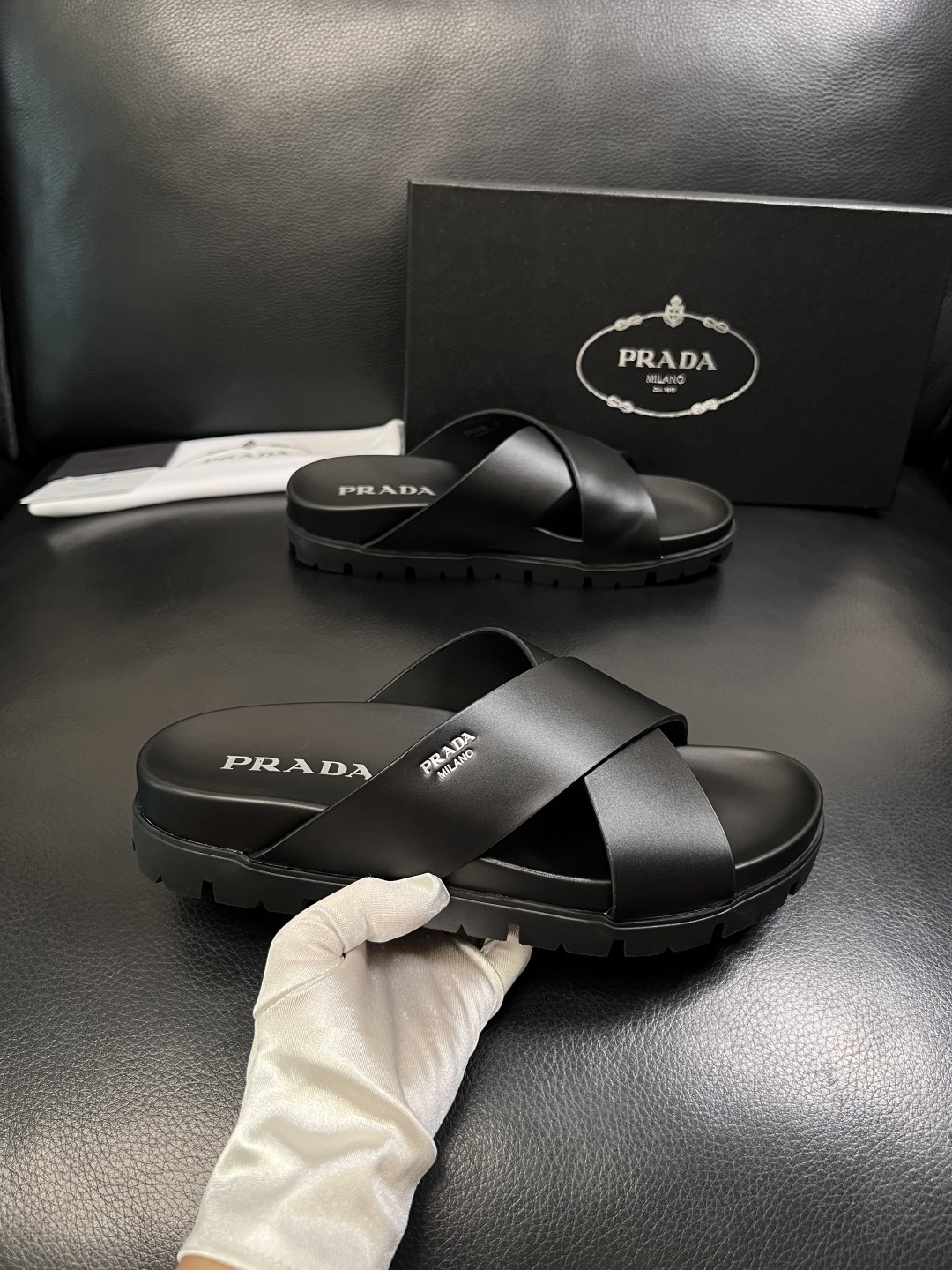 Prada  顶级工艺品，普拉达  拖鞋专柜同步，原厂配置意大利进口牛皮面料，进口牛皮内里垫，透气舒适，