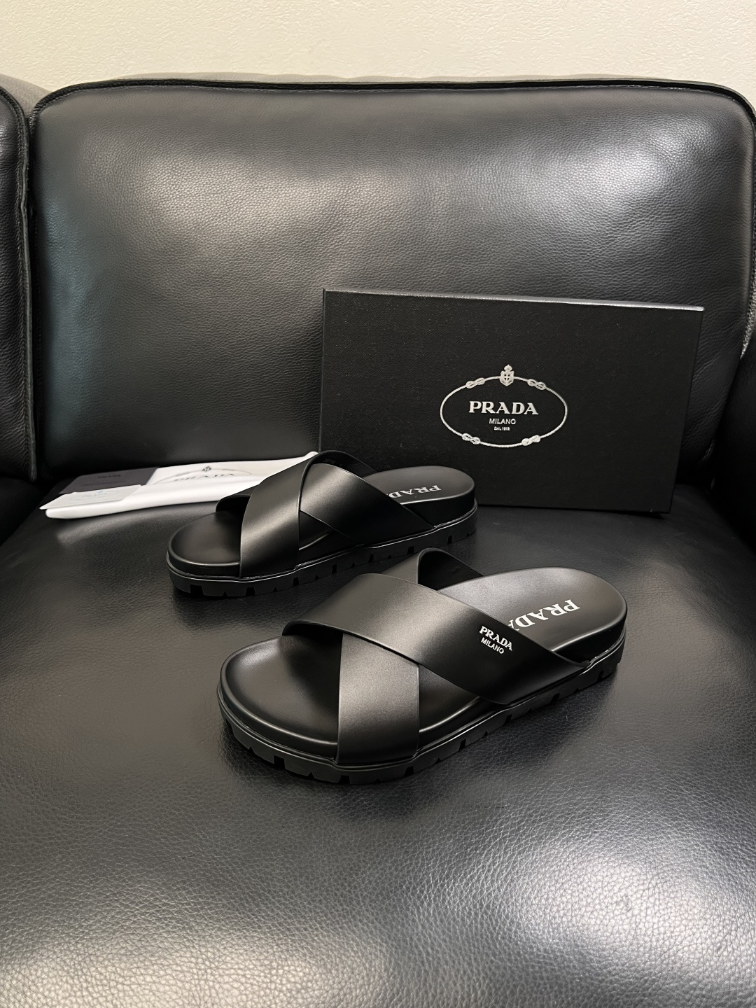 Prada  顶级工艺品，普拉达  拖鞋专柜同步，原厂配置意大利进口牛皮面料，进口牛皮内里垫，透气舒适，