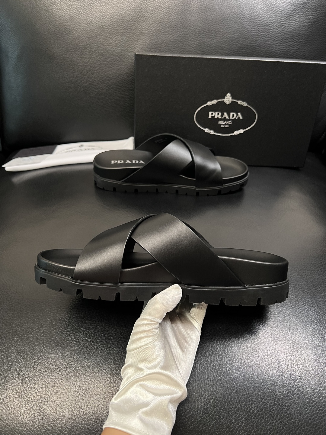 Prada  顶级工艺品，普拉达  拖鞋专柜同步，原厂配置意大利进口牛皮面料，进口牛皮内里垫，透气舒适，