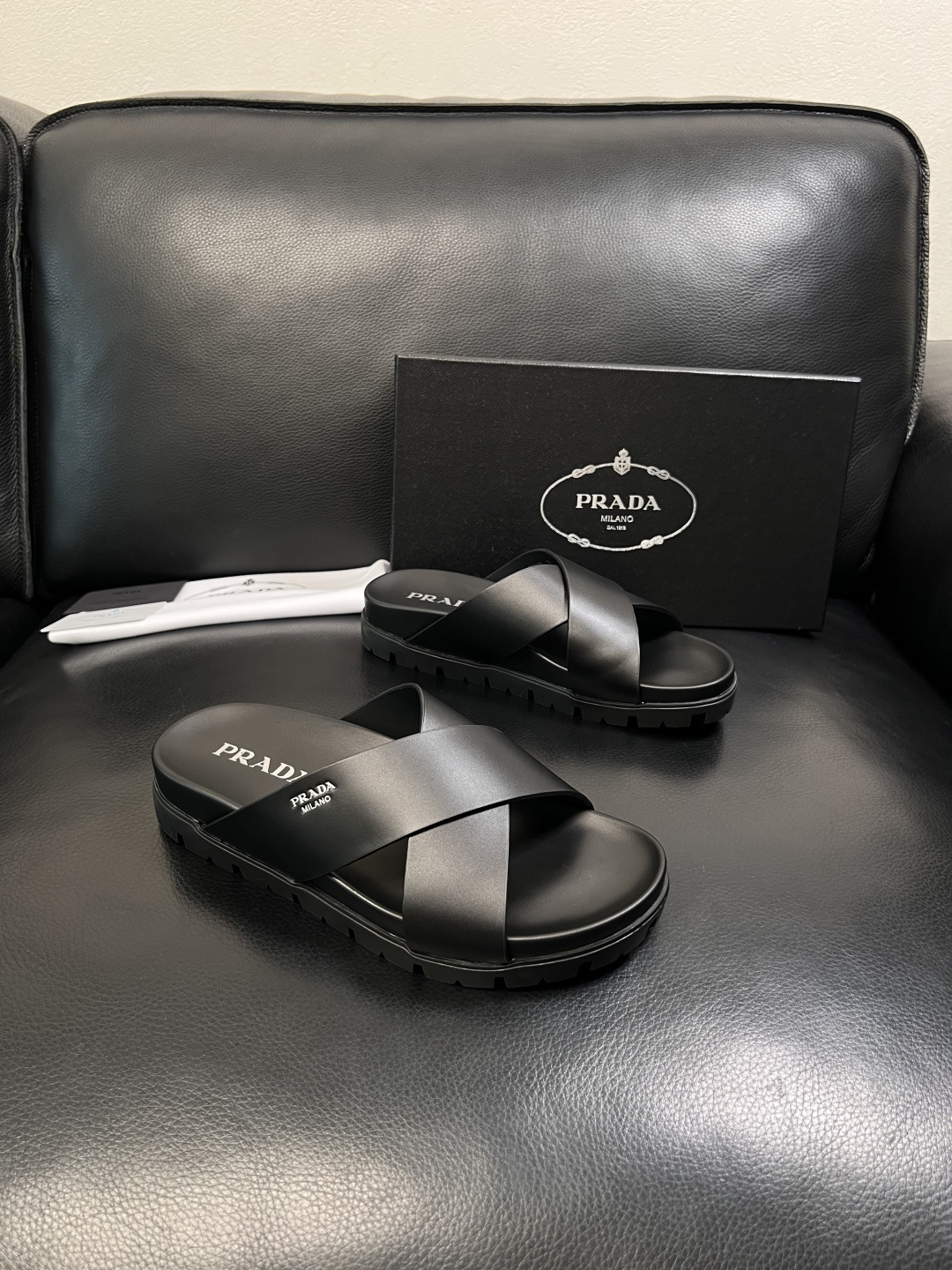 Prada  顶级工艺品，普拉达  拖鞋专柜同步，原厂配置意大利进口牛皮面料，进口牛皮内里垫，透气舒适，